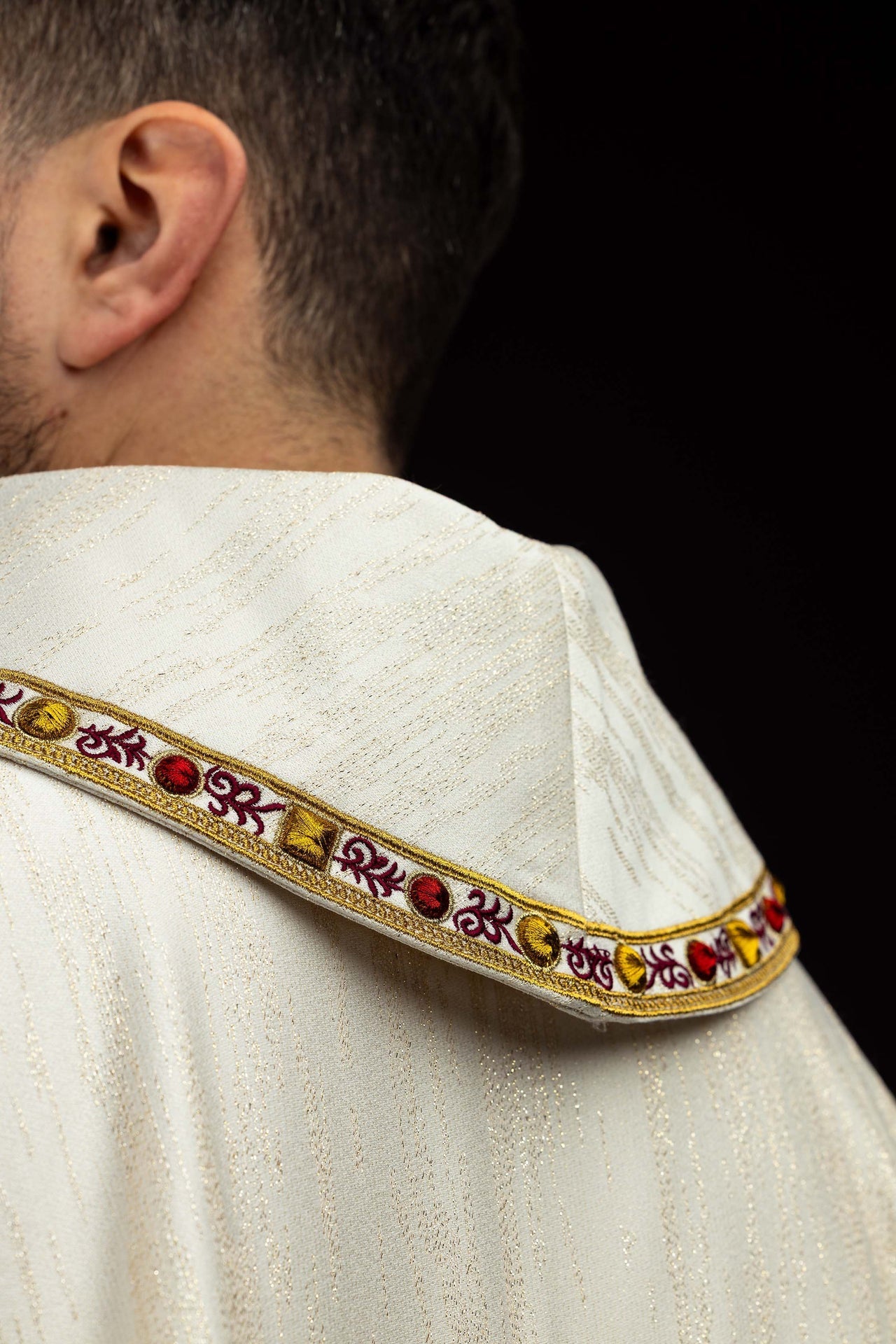 Chasuble brodée avec l’image du Sacré - Cœur de Jésus et du calice eucharistique LE/7076/05 - CHASUBLES.FR