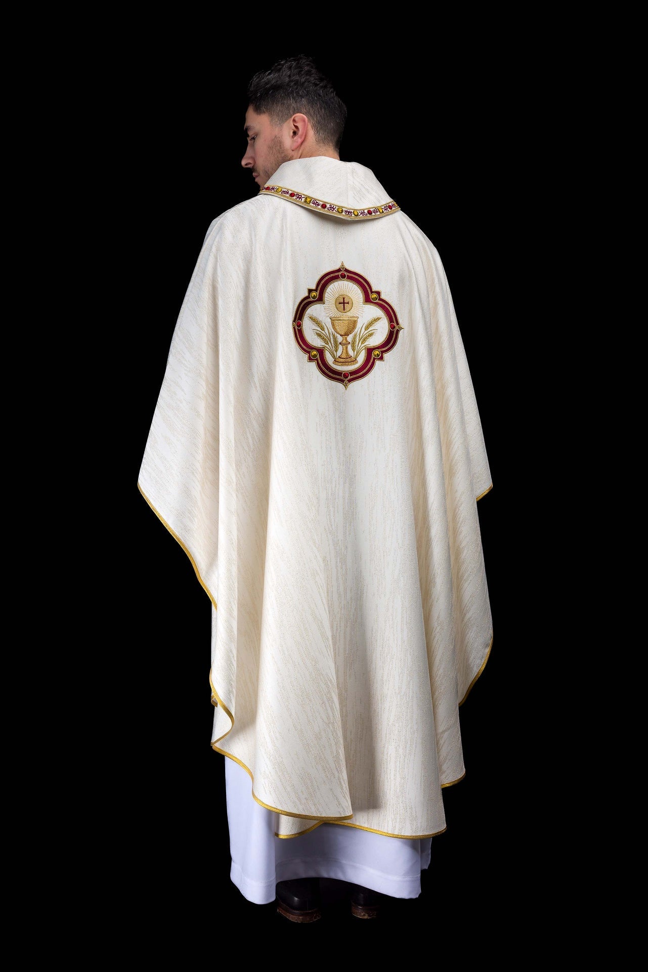 Chasuble brodée avec l’image du Sacré - Cœur de Jésus et du calice eucharistique LE/7076/05 - CHASUBLES.FR