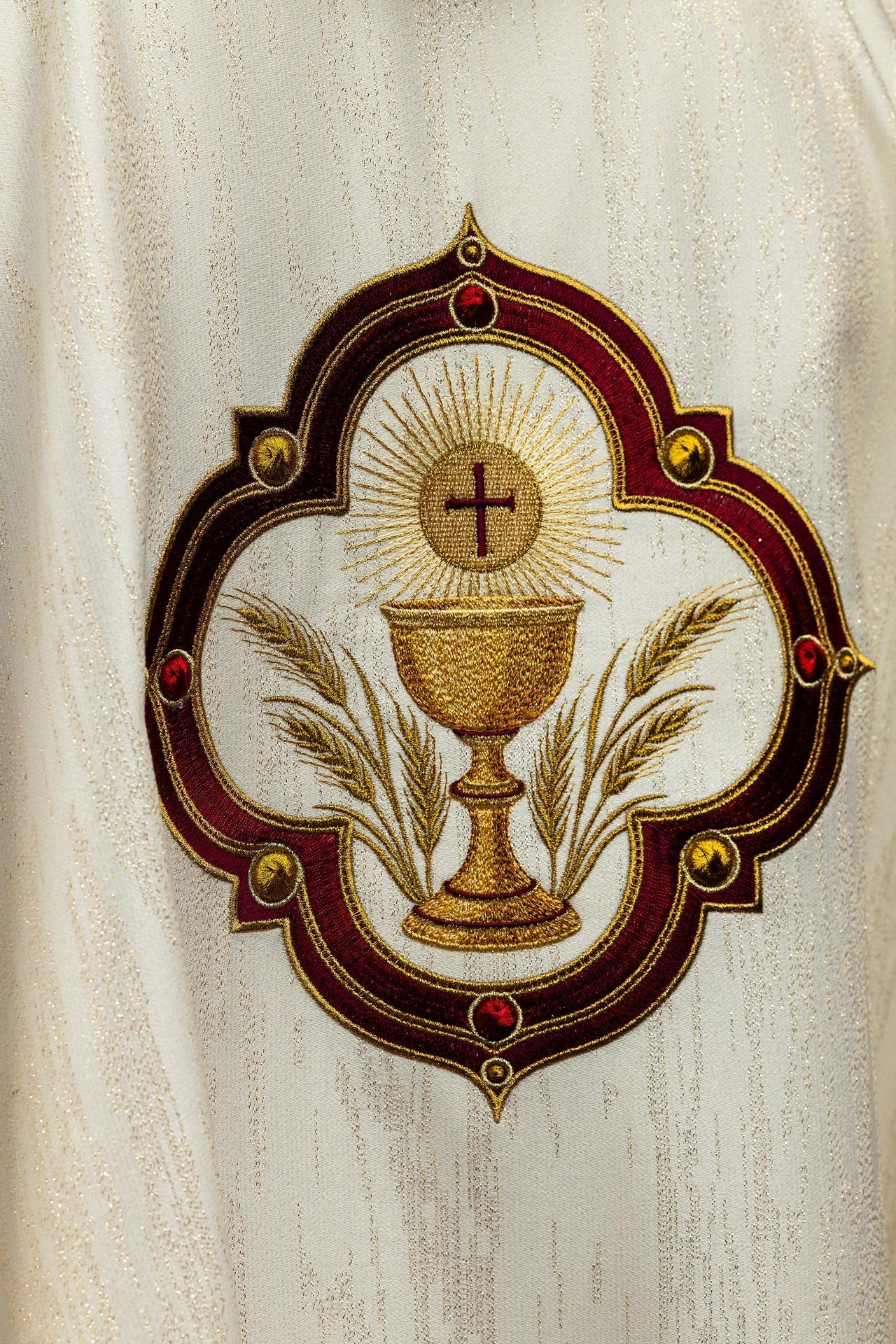 Chasuble brodée avec l’image du Sacré - Cœur de Jésus et du calice eucharistique LE/7076/05 - CHASUBLES.FR