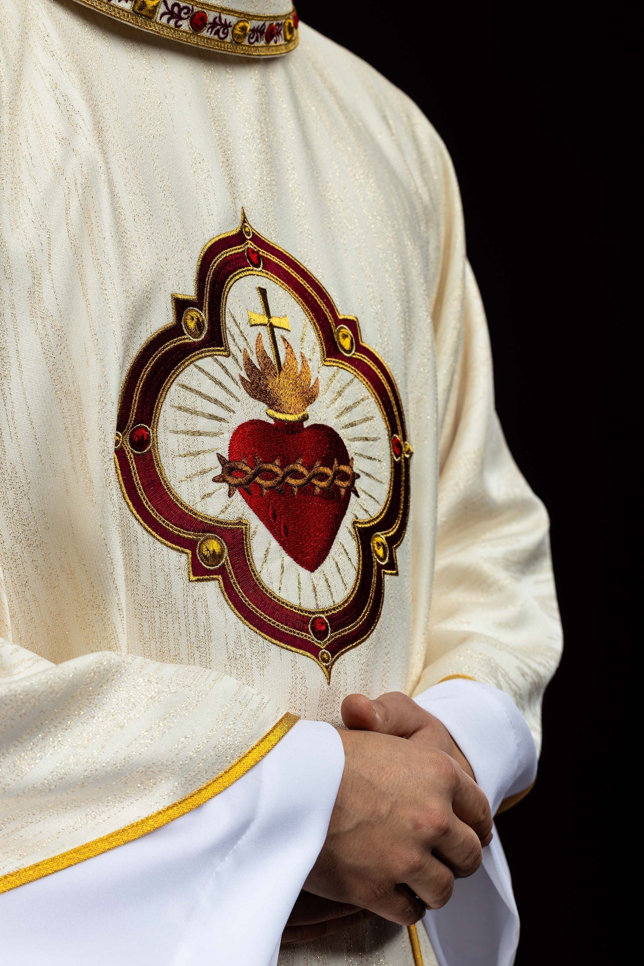 Chasuble brodée avec l’image du Sacré - Cœur de Jésus et du calice eucharistique LE/7076/05 - CHASUBLES.FR