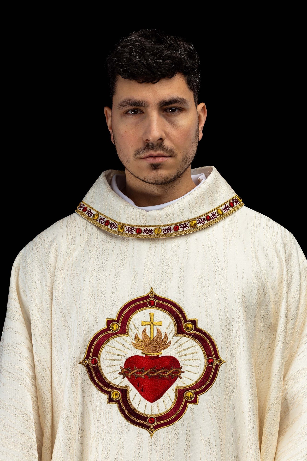 Chasuble brodée avec l’image du Sacré - Cœur de Jésus et du calice eucharistique LE/7076/05 - CHASUBLES.FR