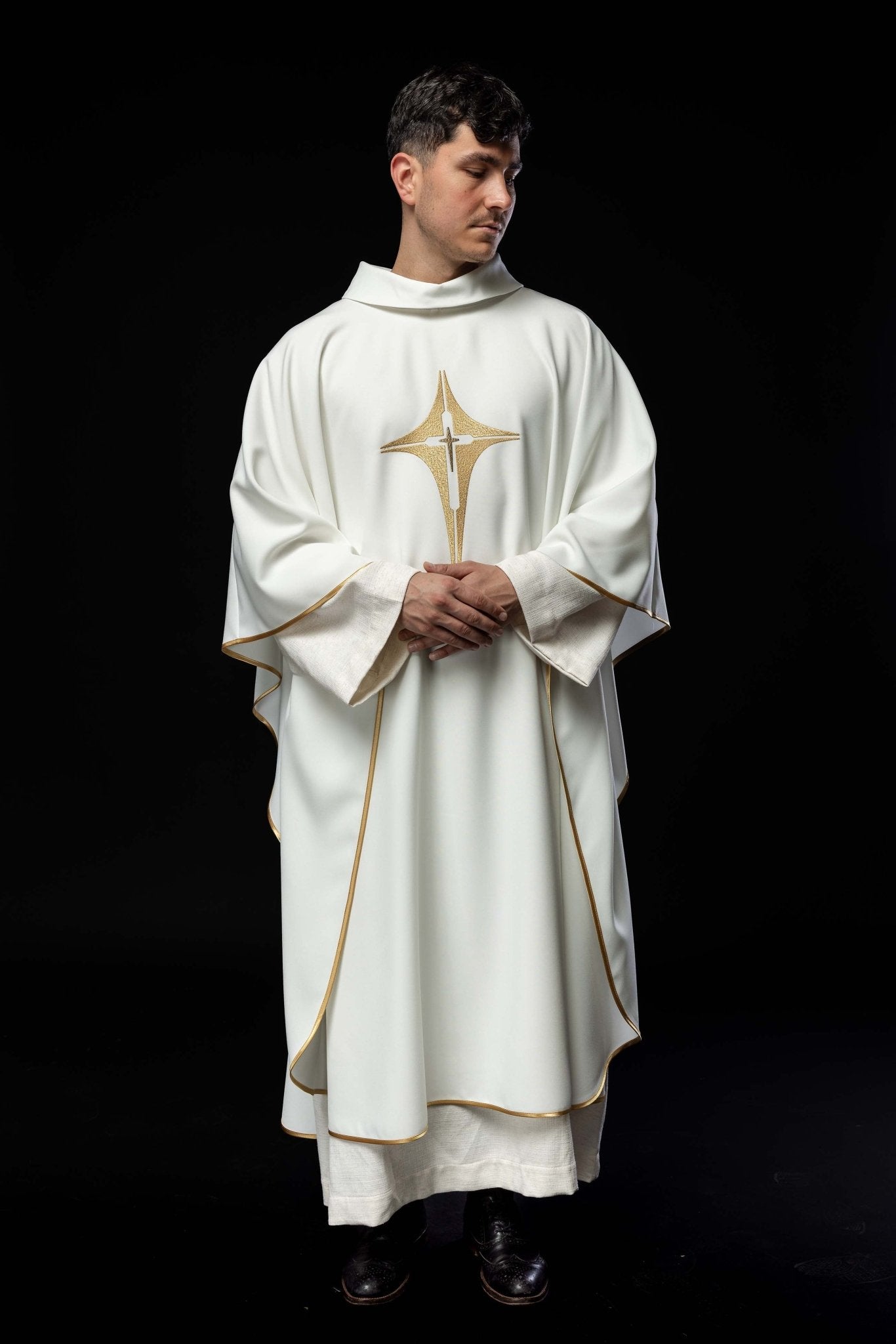 Chasuble brodée avec motif de croix KOR/002/05/12 ECRU - CHASUBLES.FR