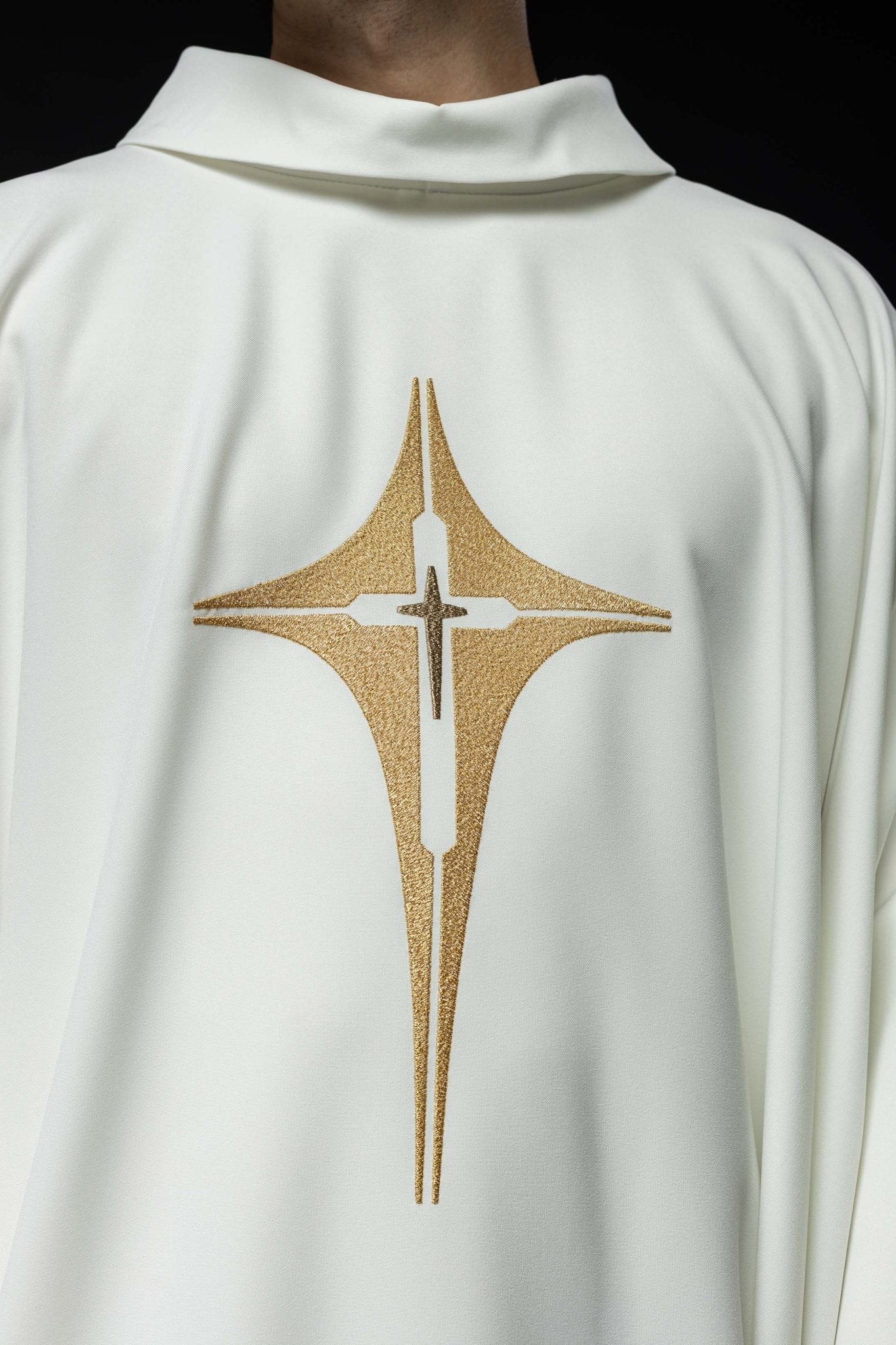 Chasuble brodée avec motif de croix KOR/002/05/12 ECRU - CHASUBLES.FR