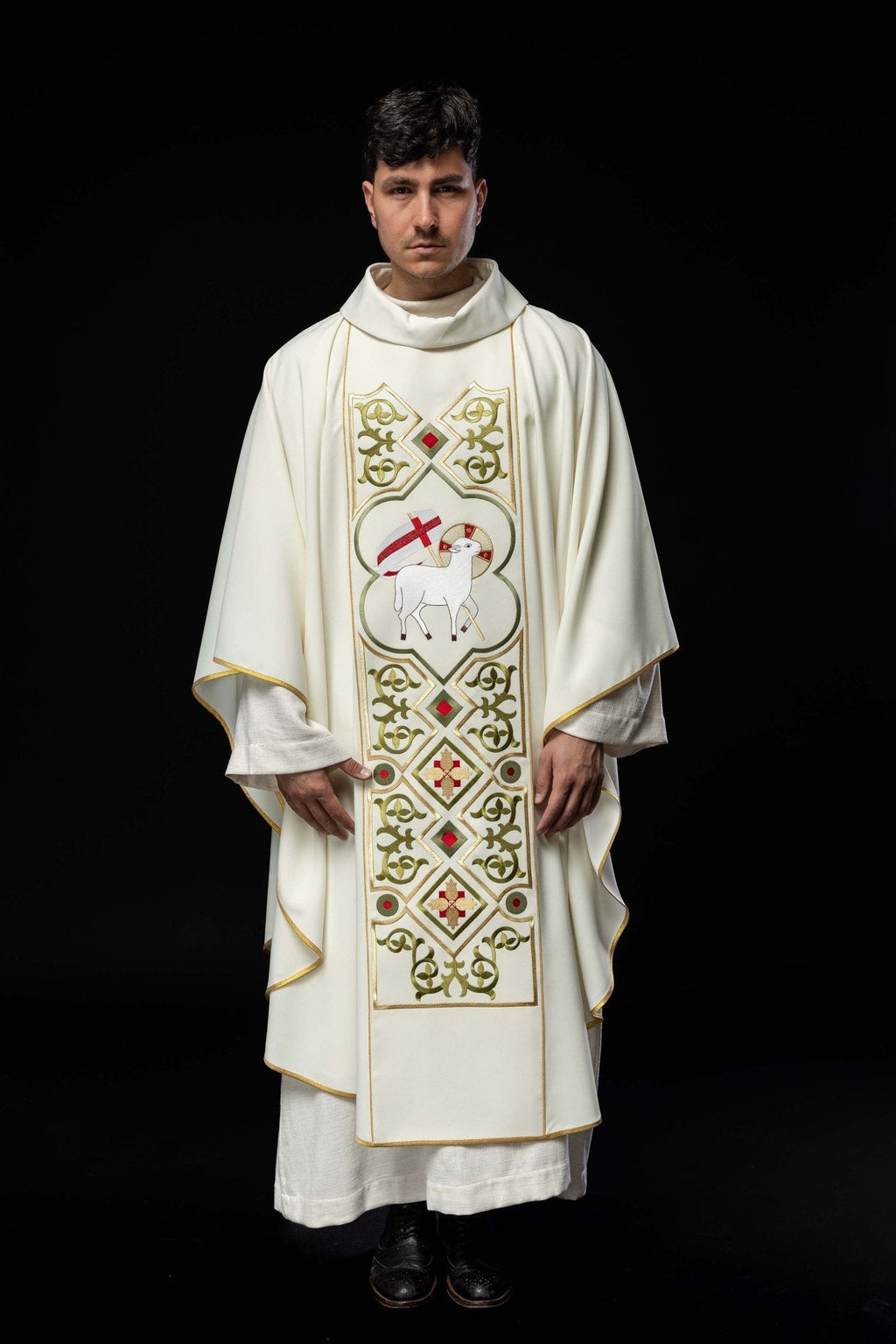 Chasuble brodée avec motif en peau d'agneau écru KOR/039/05/01 ECRU - CHASUBLES.FR