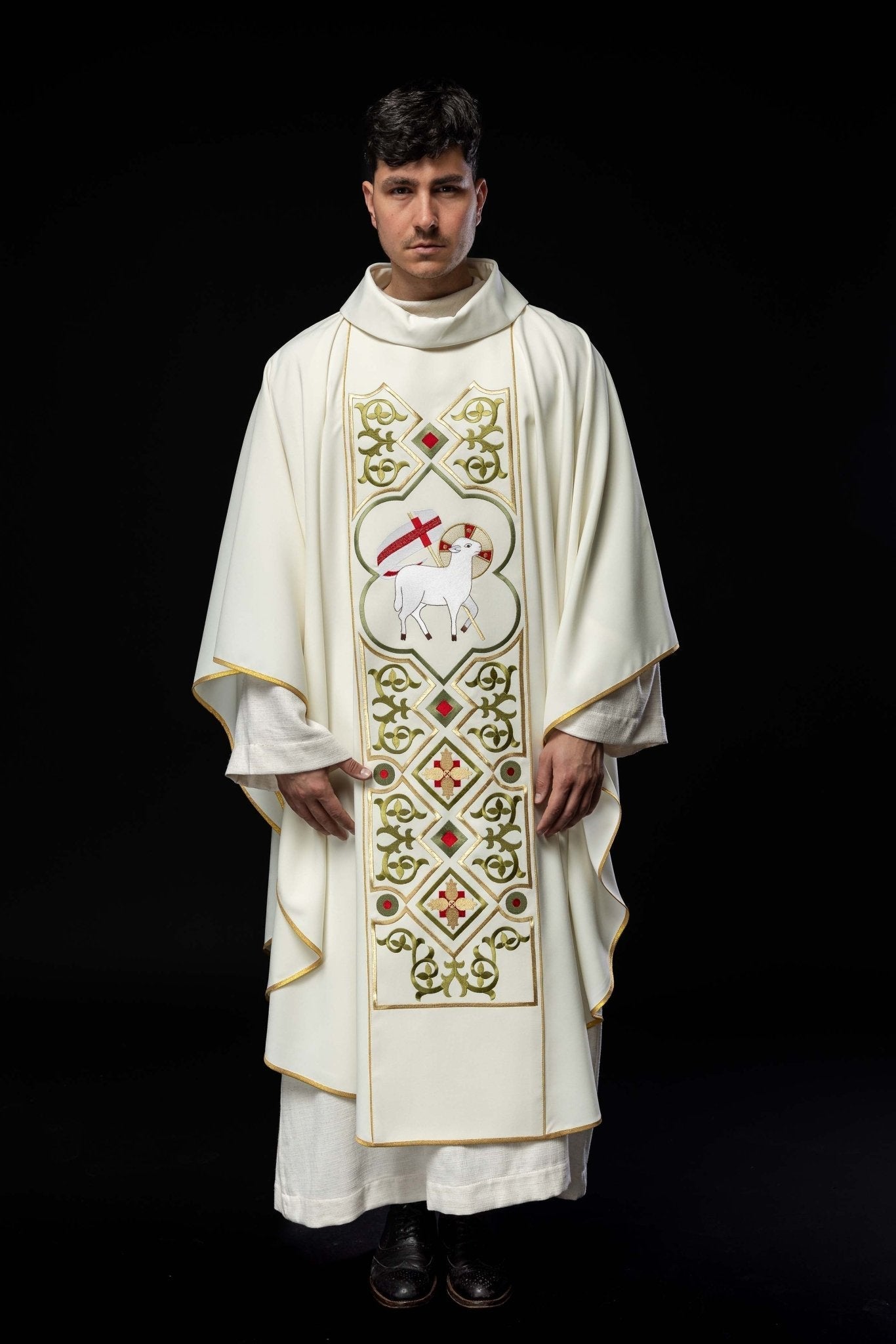 Chasuble brodée avec motif en peau d'agneau écru KOR/039/05/01 ECRU - CHASUBLES.FR