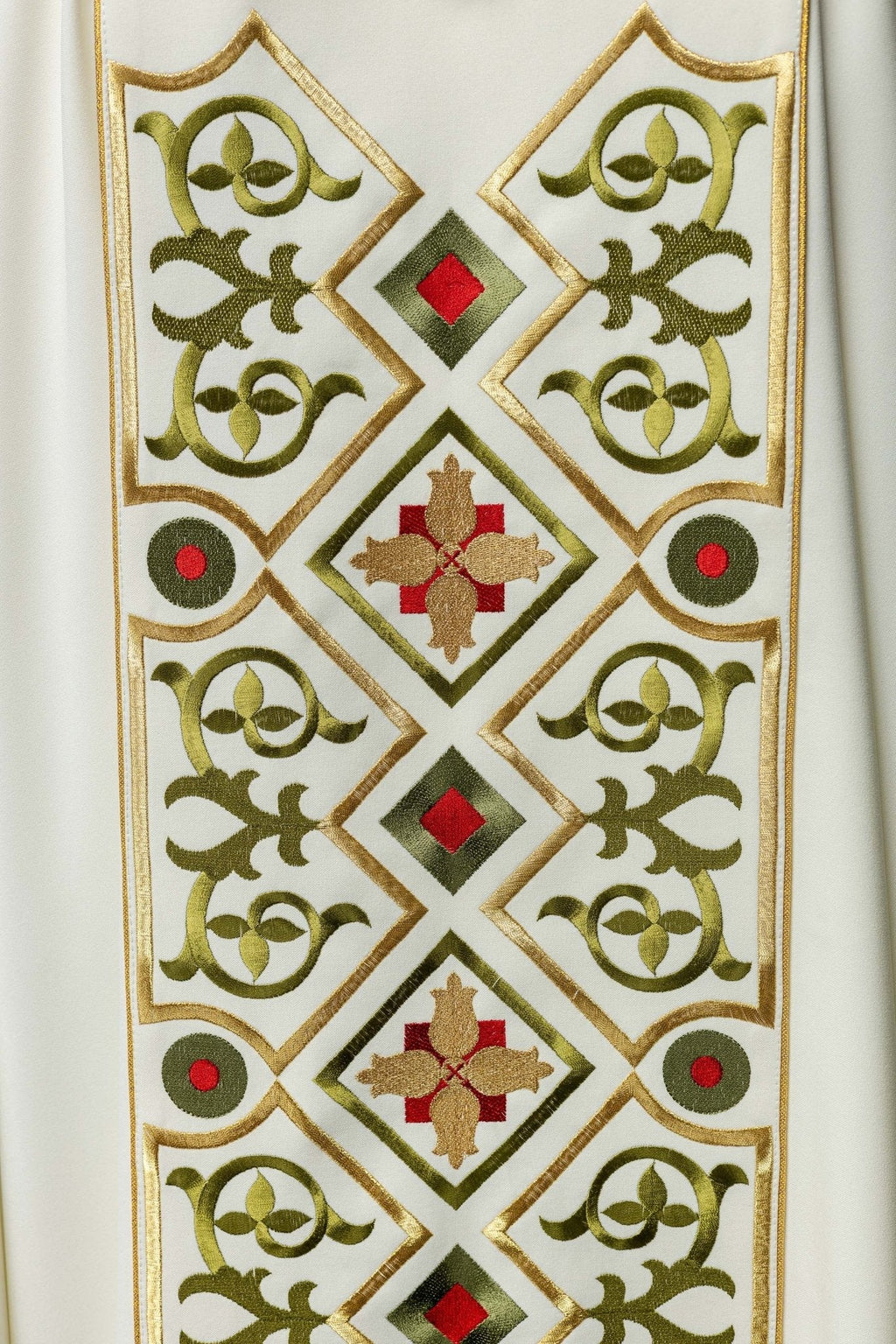 Chasuble brodée avec motif en peau d'agneau écru KOR/039/05/01 ECRU - CHASUBLES.FR