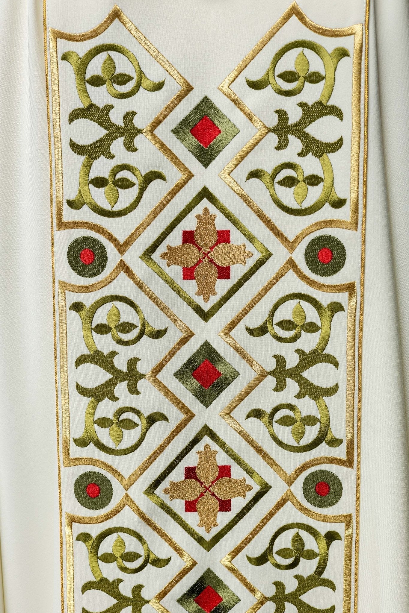Chasuble brodée avec motif en peau d'agneau écru KOR/039/05/01 ECRU - CHASUBLES.FR