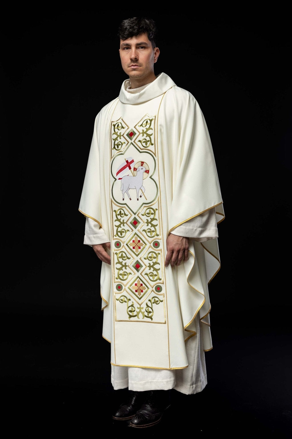 Chasuble brodée avec motif en peau d'agneau écru KOR/039/05/01 ECRU - CHASUBLES.FR