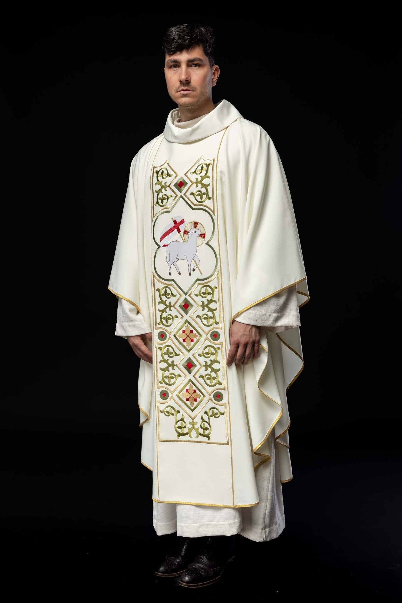 Chasuble brodée avec motif en peau d'agneau écru KOR/039/05/01 ECRU - CHASUBLES.FR