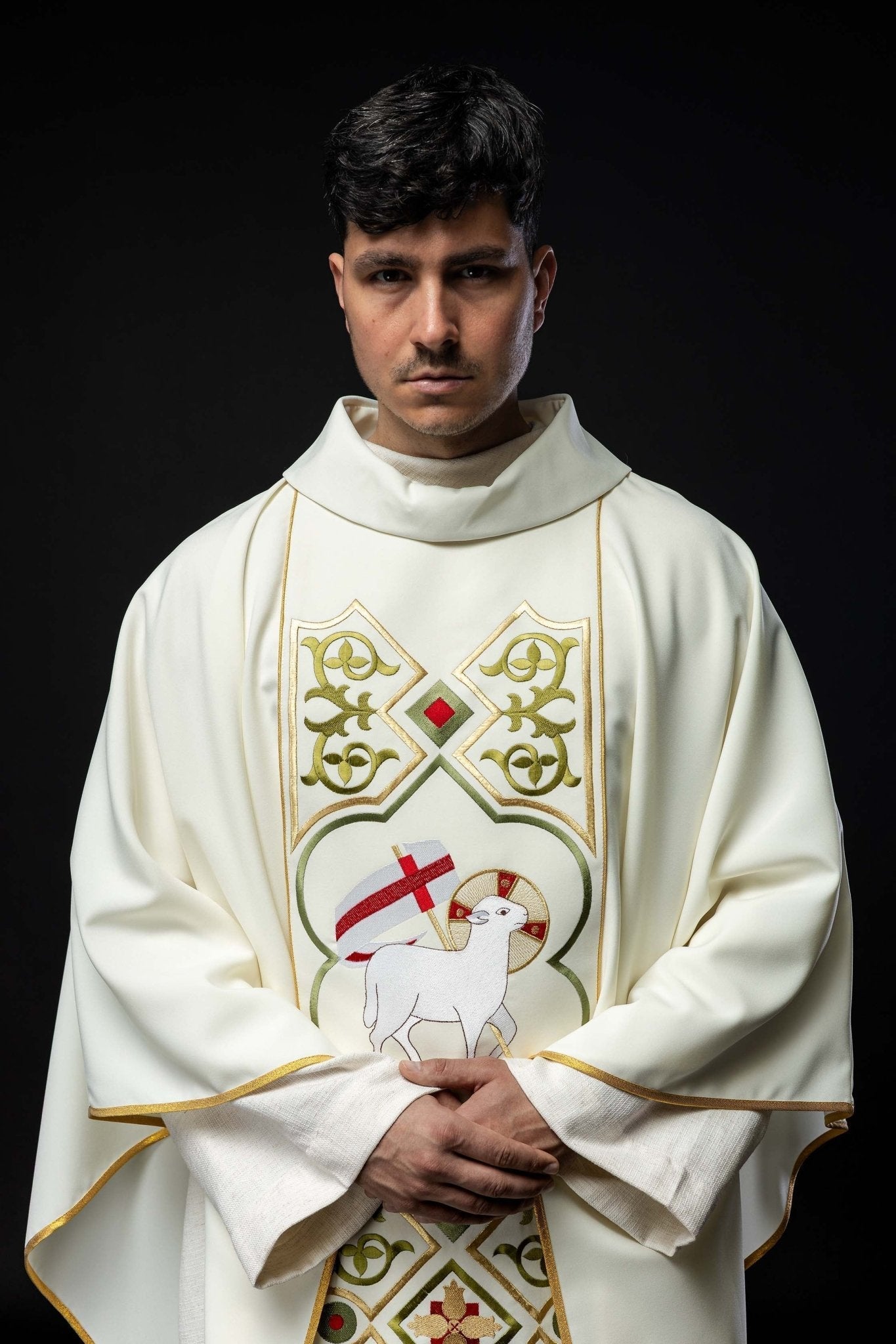 Chasuble brodée avec motif en peau d'agneau écru KOR/039/05/01 ECRU - CHASUBLES.FR