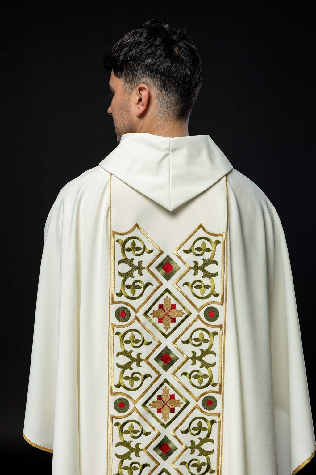 Chasuble brodée avec motif en peau d'agneau écru KOR/039/05/01 ECRU - CHASUBLES.FR