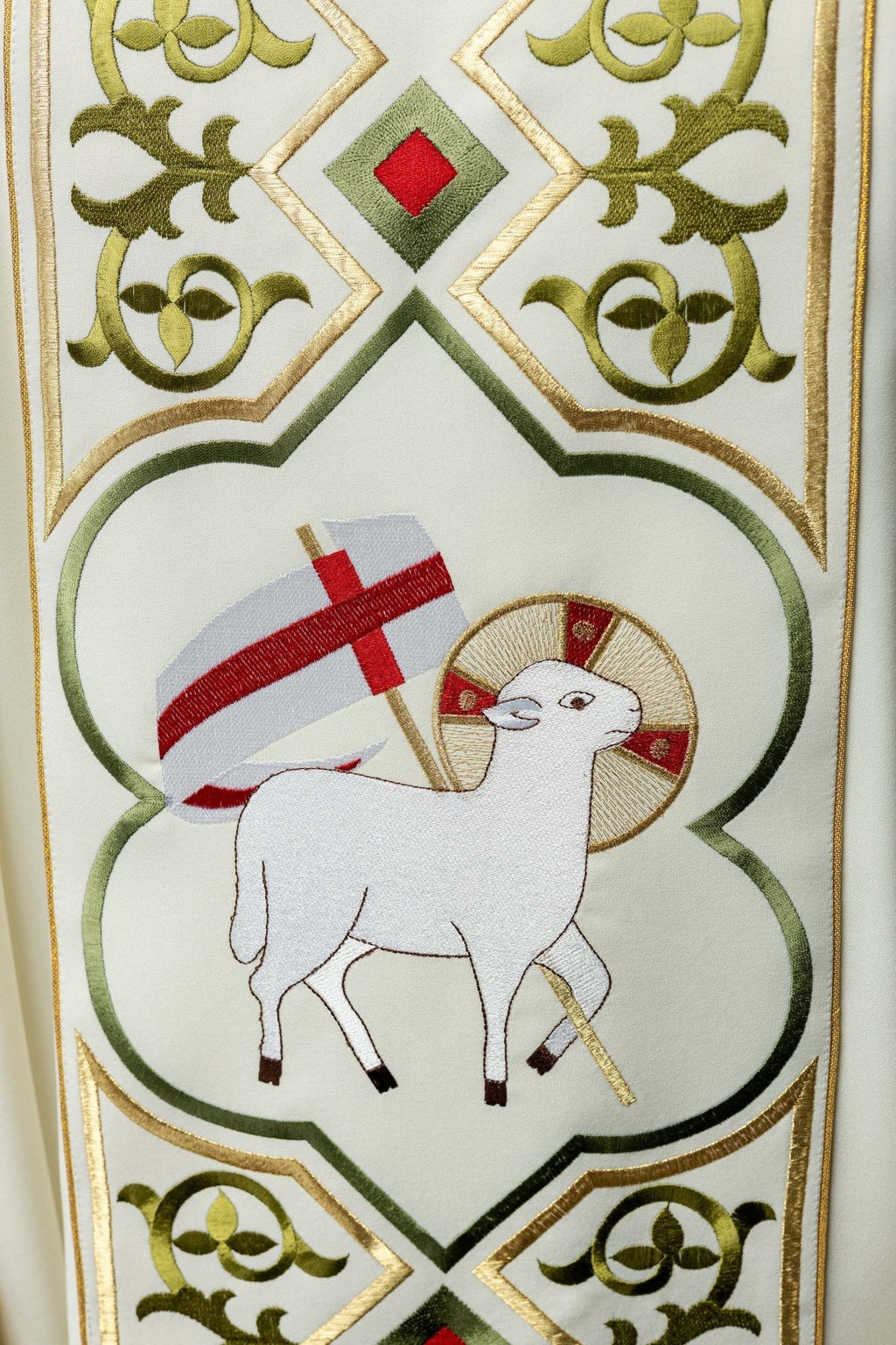 Chasuble brodée avec motif en peau d'agneau écru KOR/039/05/01 ECRU - CHASUBLES.FR