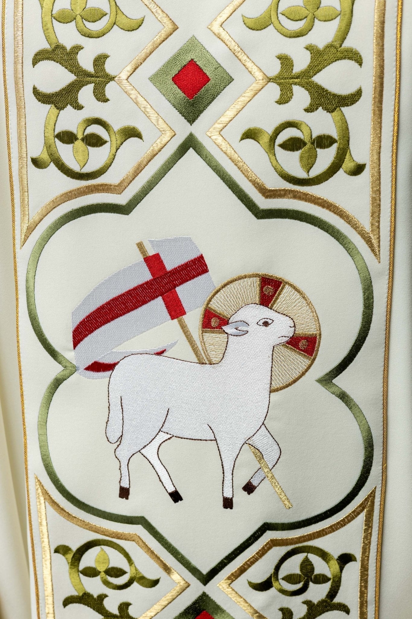 Chasuble brodée avec motif en peau d'agneau écru KOR/039/05/01 ECRU - CHASUBLES.FR