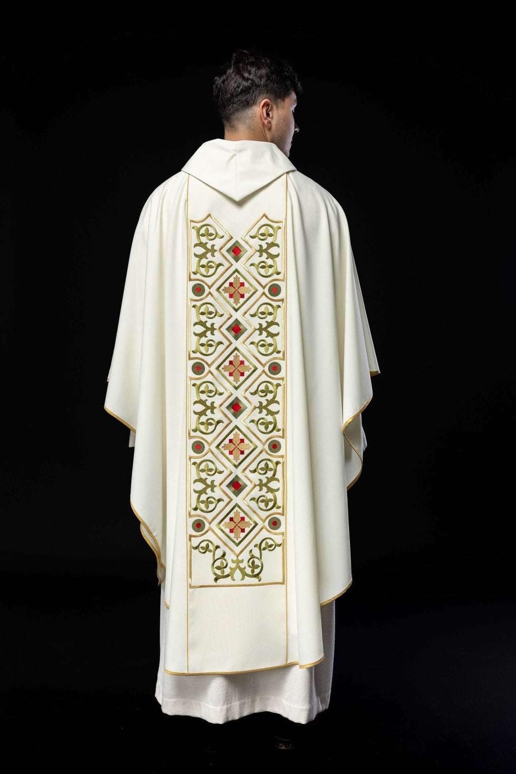 Chasuble brodée avec motif en peau d'agneau écru KOR/039/05/01 ECRU - CHASUBLES.FR