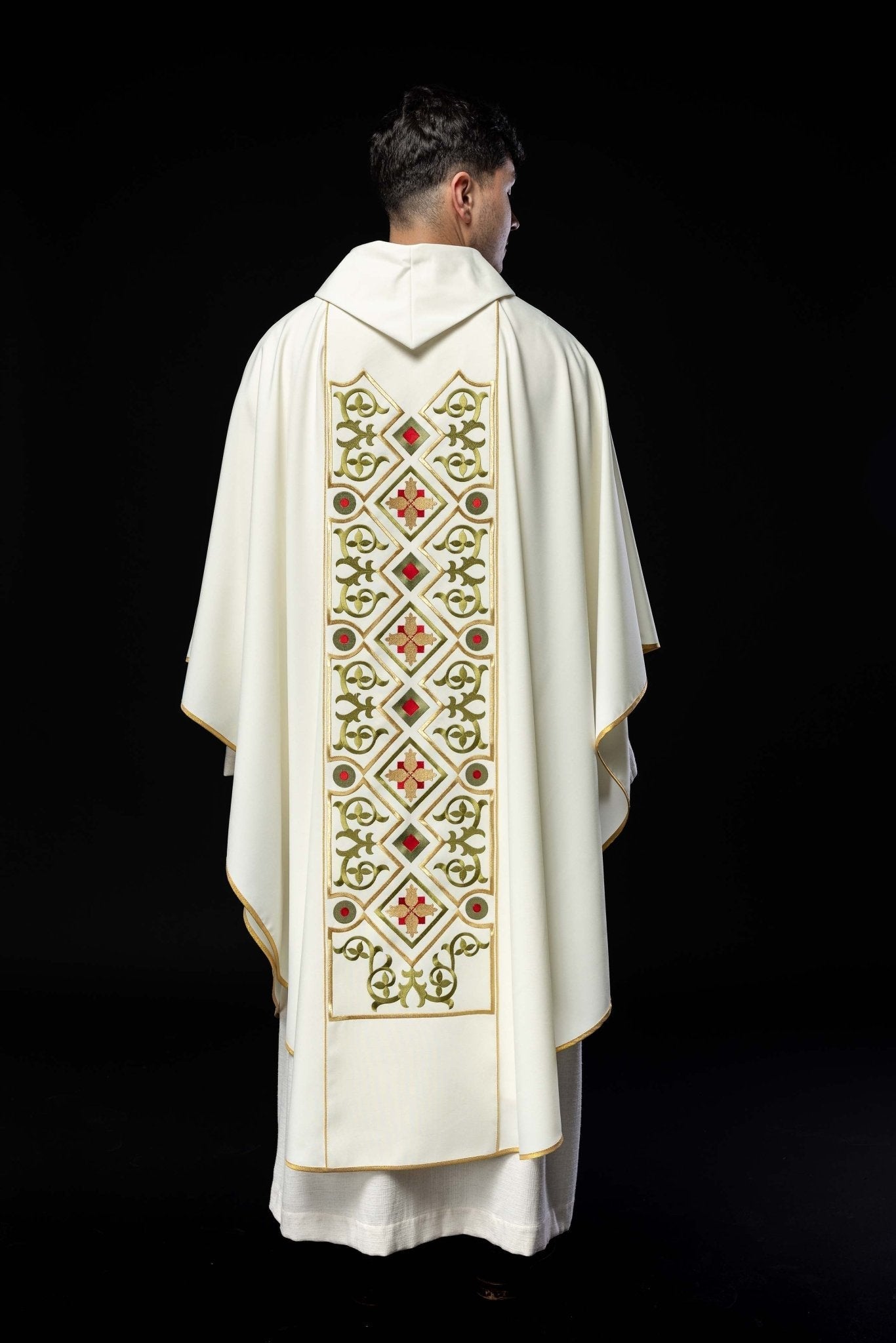 Chasuble brodée avec motif en peau d'agneau écru KOR/039/05/01 ECRU - CHASUBLES.FR