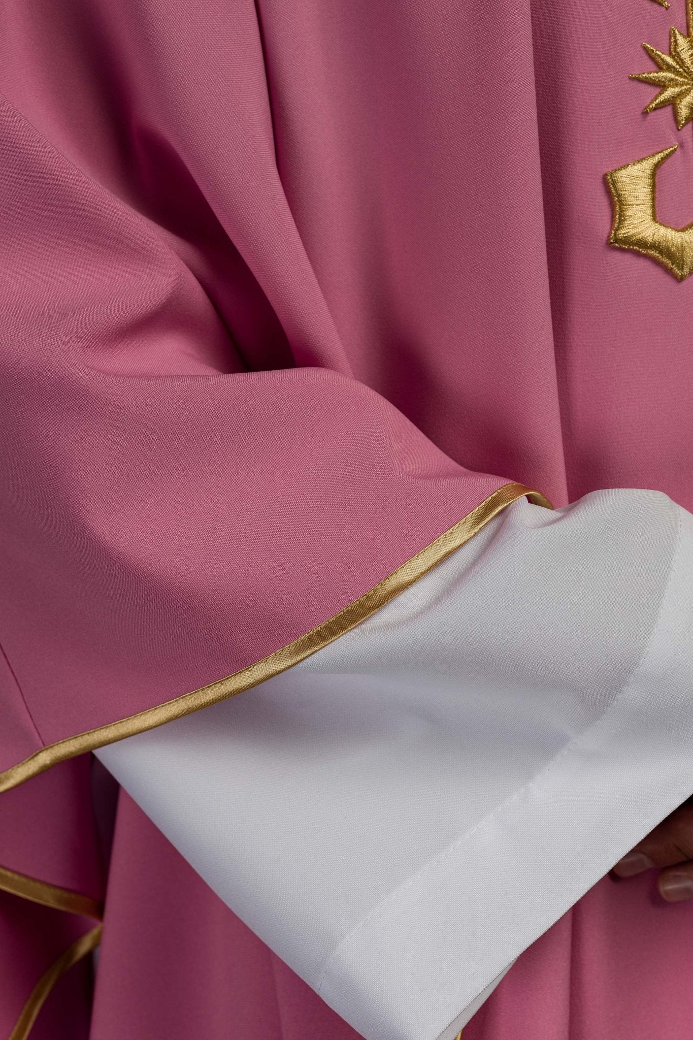 Chasuble brodée avec motif IHS en rose KOR/010/08/12 RÓŻ - CHASUBLES.FR