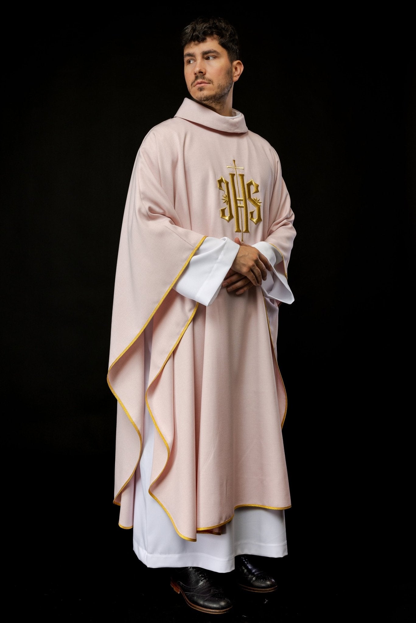 Chasuble brodée avec motif IHS en rose KOR/010/08/70 RÓŻ - CHASUBLES.FR