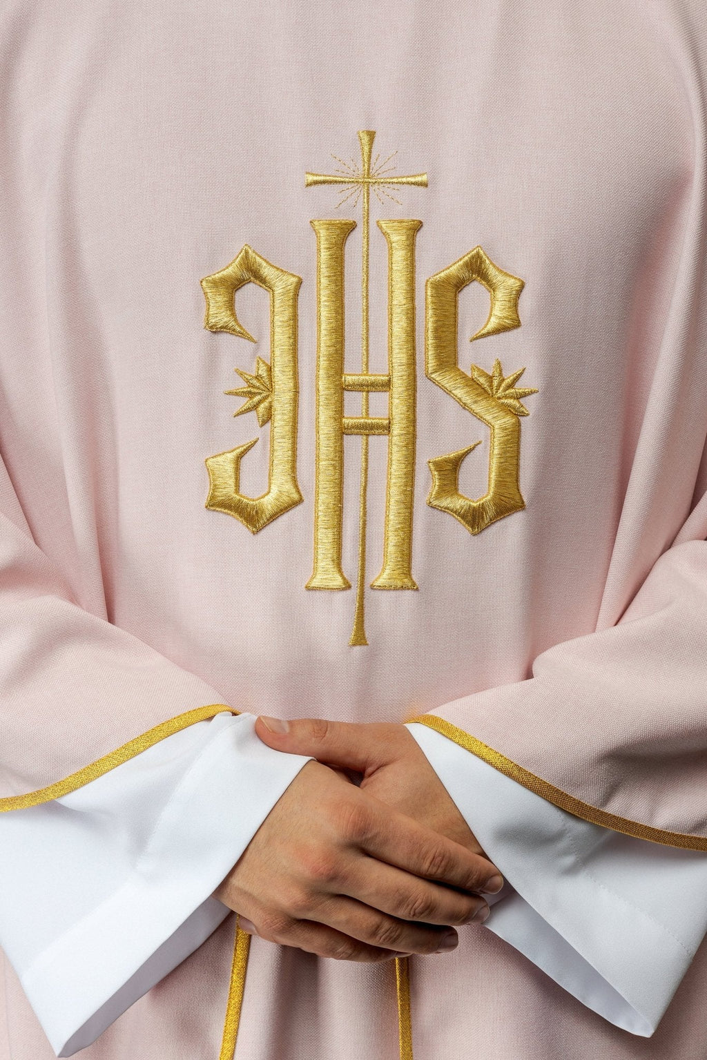 Chasuble brodée avec motif IHS en rose KOR/010/08/70 RÓŻ - CHASUBLES.FR