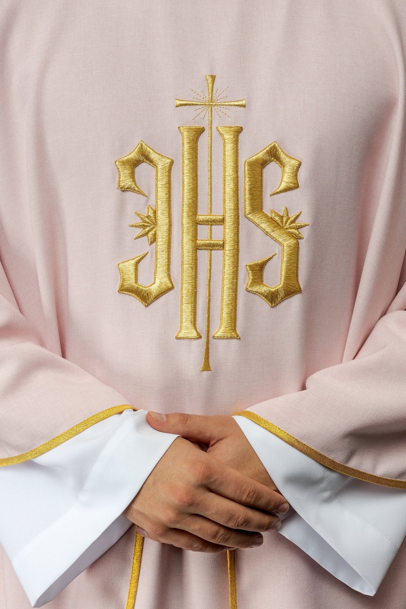 Chasuble brodée avec motif IHS en rose KOR/010/08/70 RÓŻ - CHASUBLES.FR