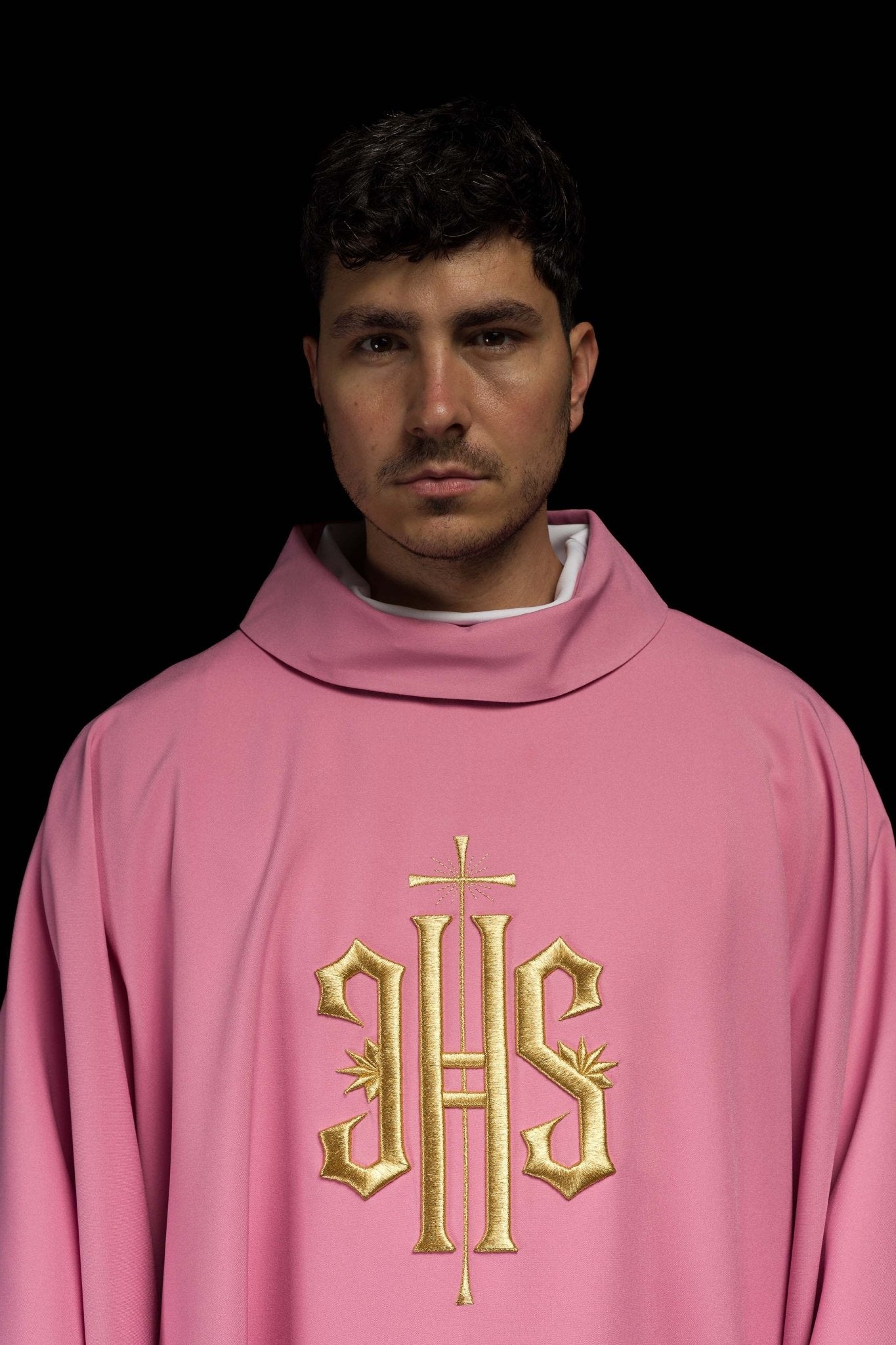 Chasuble brodée avec motif IHS en rose KOR/010/08/12 RÓŻ - CHASUBLES.FR