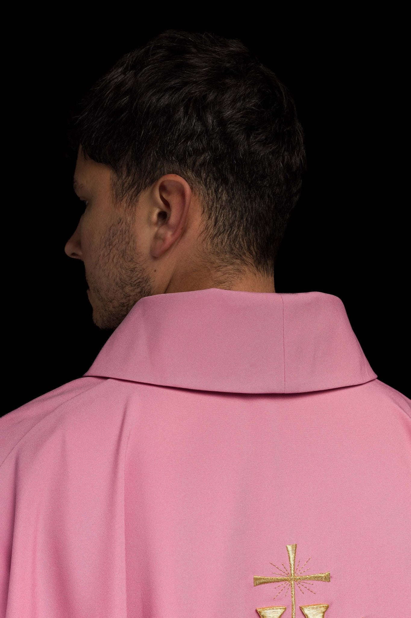 Chasuble brodée avec motif IHS en rose KOR/010/08/12 RÓŻ - CHASUBLES.FR