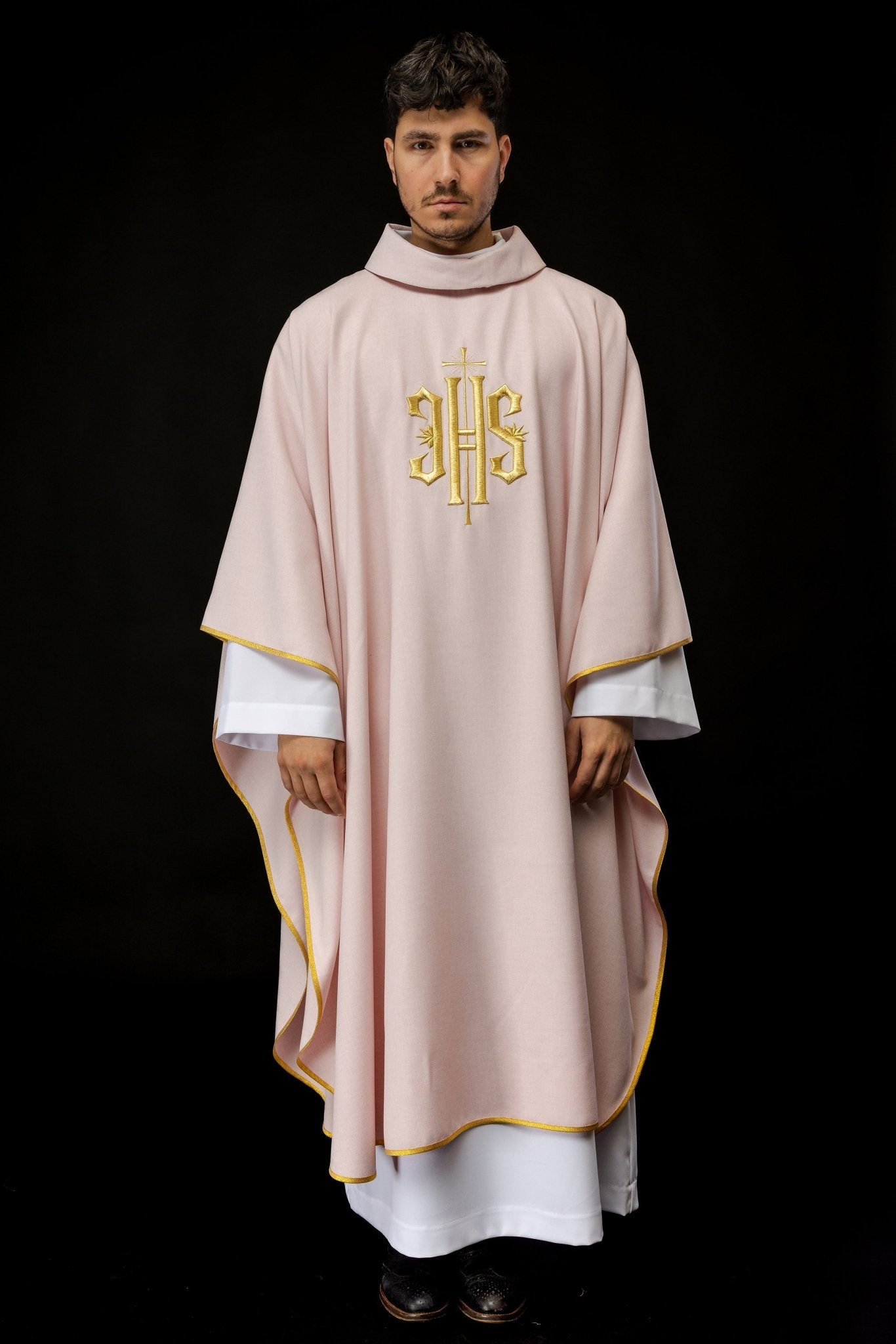 Chasuble brodée avec motif IHS en rose KOR/010/08/70 RÓŻ - CHASUBLES.FR