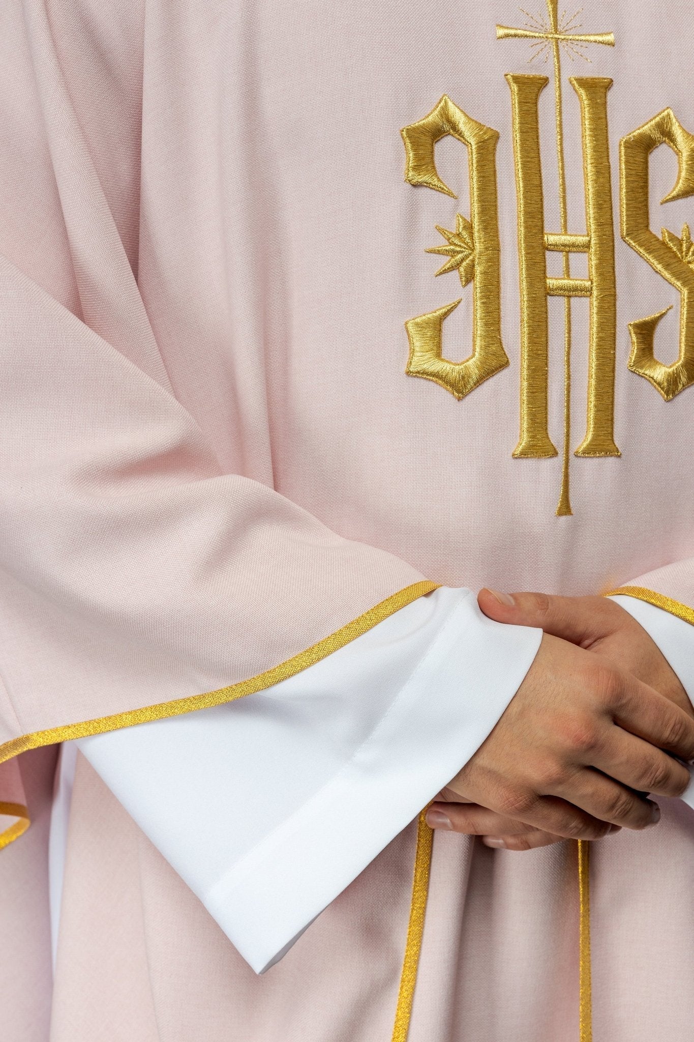Chasuble brodée avec motif IHS en rose KOR/010/08/70 RÓŻ - CHASUBLES.FR