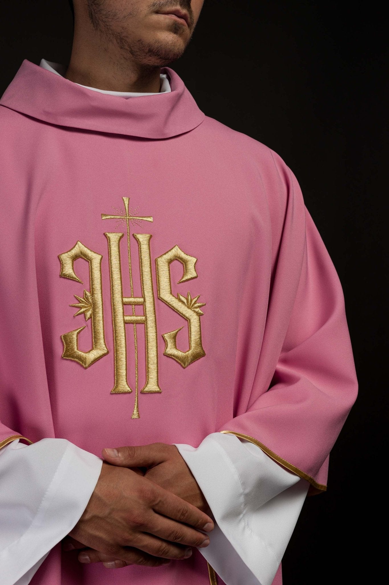 Chasuble brodée avec motif IHS en rose KOR/010/08/12 RÓŻ - CHASUBLES.FR