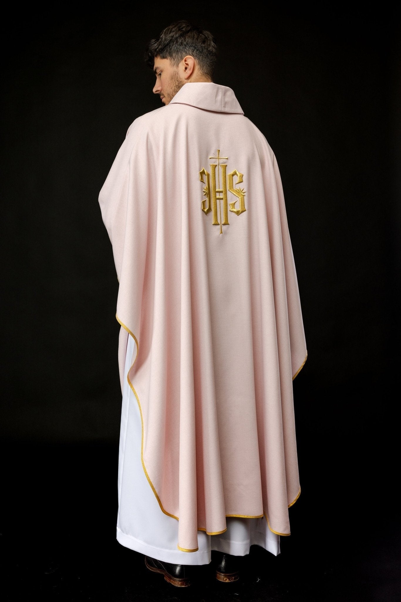 Chasuble brodée avec motif IHS en rose KOR/010/08/70 RÓŻ - CHASUBLES.FR
