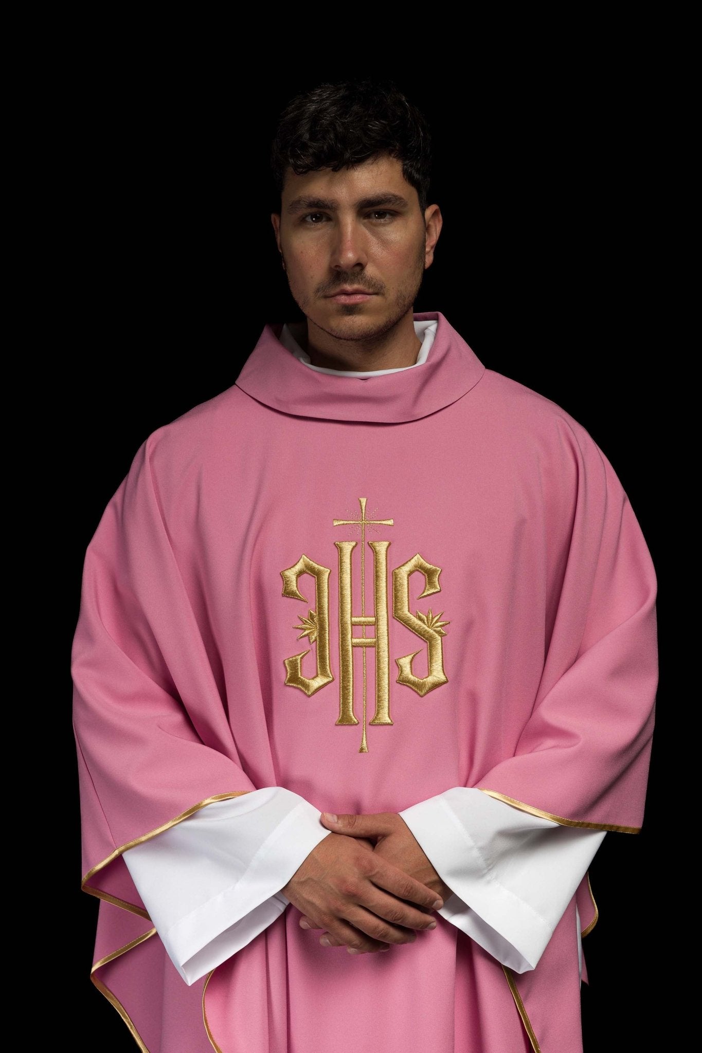 Chasuble brodée avec motif IHS en rose KOR/010/08/12 RÓŻ - CHASUBLES.FR