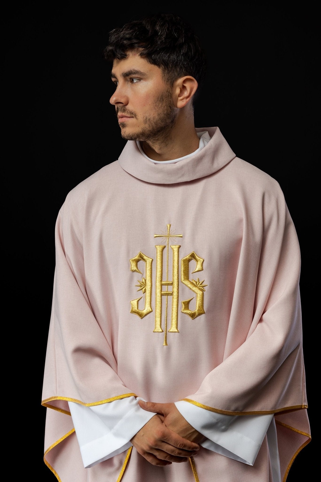 Chasuble brodée avec motif IHS en rose KOR/010/08/70 RÓŻ - CHASUBLES.FR