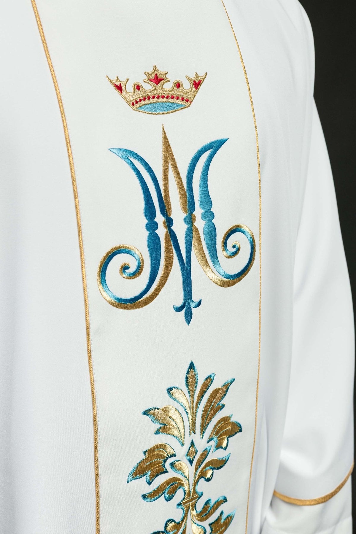 Chasuble brodée avec motif marial Blanc KOR/061/04/01 BIAŁY - CHASUBLES.FR
