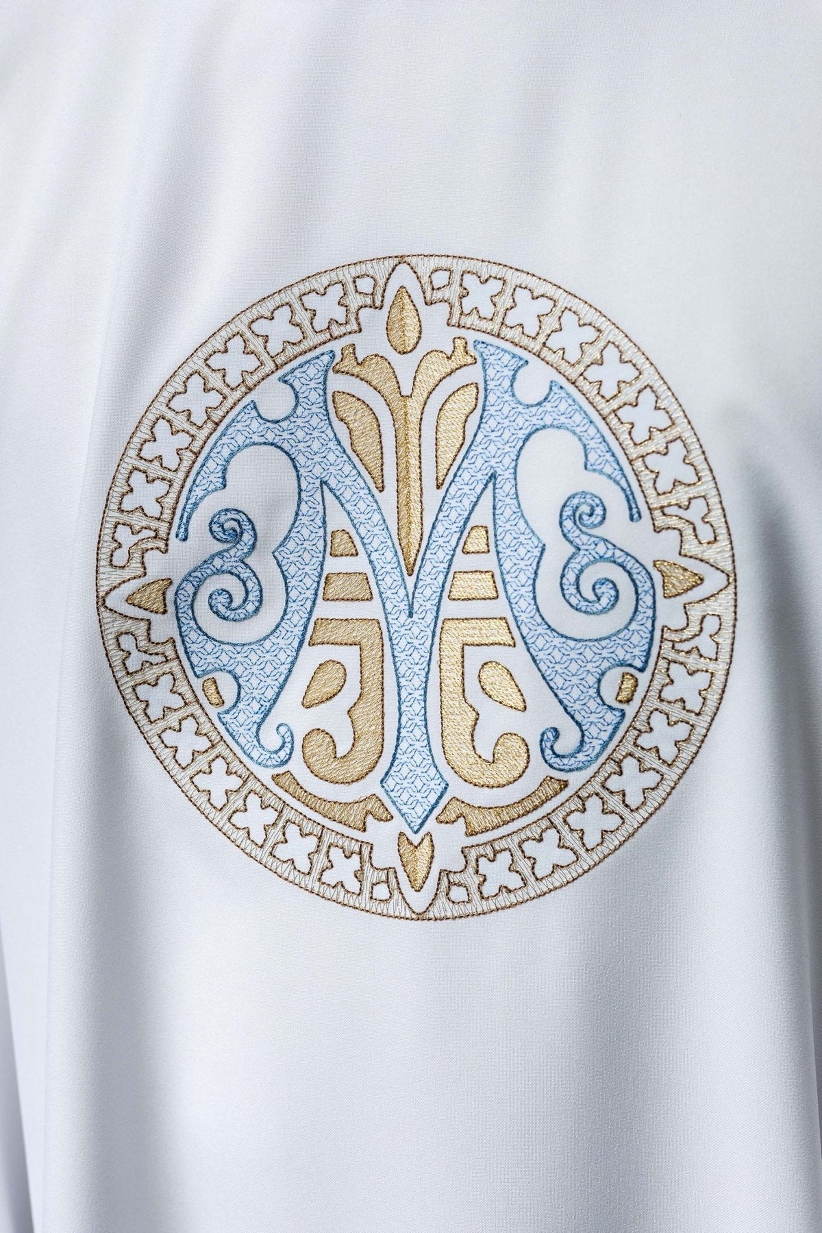 Chasuble brodée avec motif marial, blanche KOR/275/04/12 BIAŁY - CHASUBLES.FR
