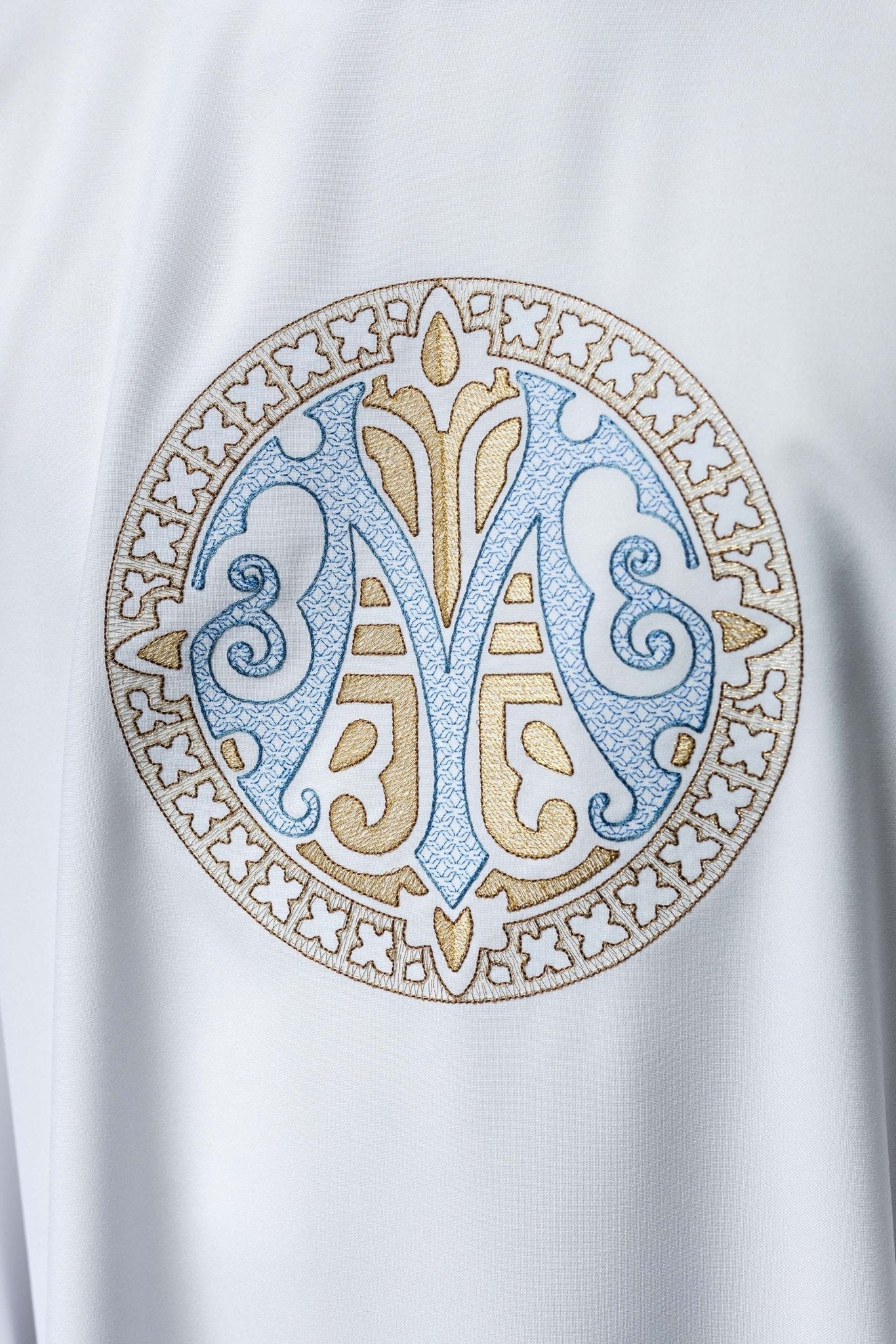 Chasuble brodée avec motif marial, blanche KOR/275/04/12 BIAŁY - CHASUBLES.FR