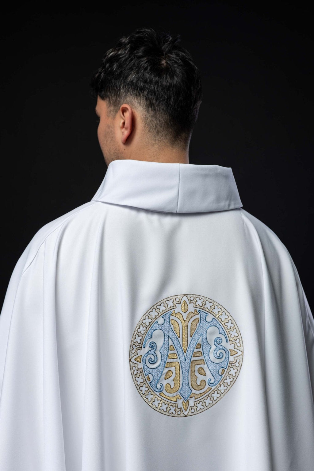 Chasuble brodée avec motif marial, blanche KOR/275/04/12 BIAŁY - CHASUBLES.FR