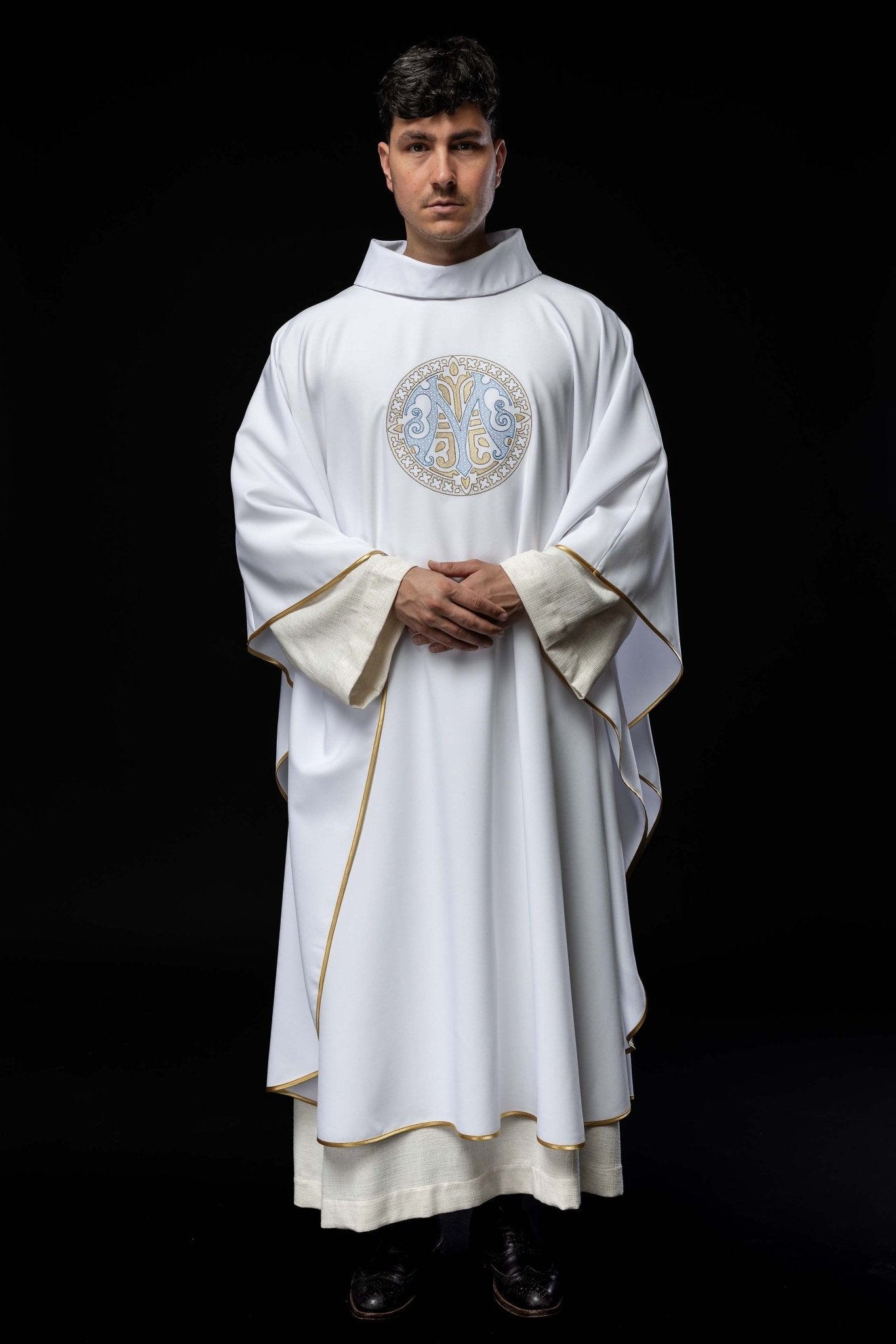 Chasuble brodée avec motif marial, blanche KOR/275/04/12 BIAŁY - CHASUBLES.FR