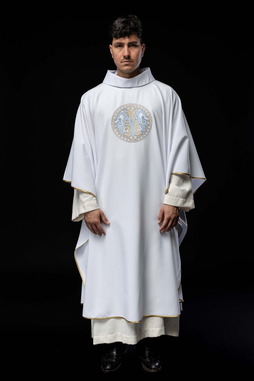 Chasuble brodée avec motif marial, blanche KOR/275/04/12 BIAŁY - CHASUBLES.FR