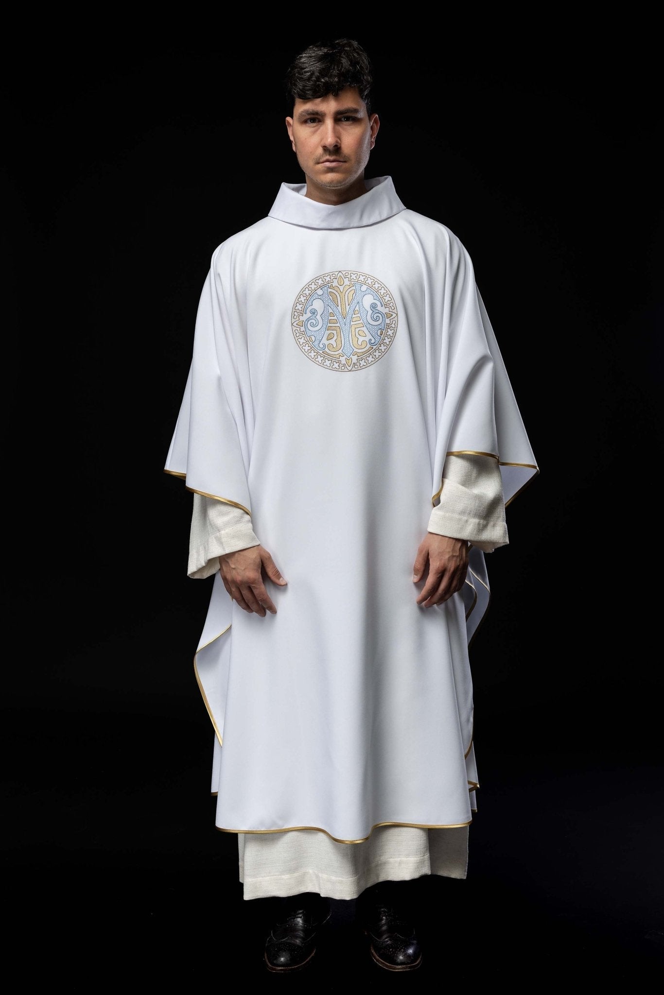 Chasuble brodée avec motif marial, blanche KOR/275/04/12 BIAŁY - CHASUBLES.FR