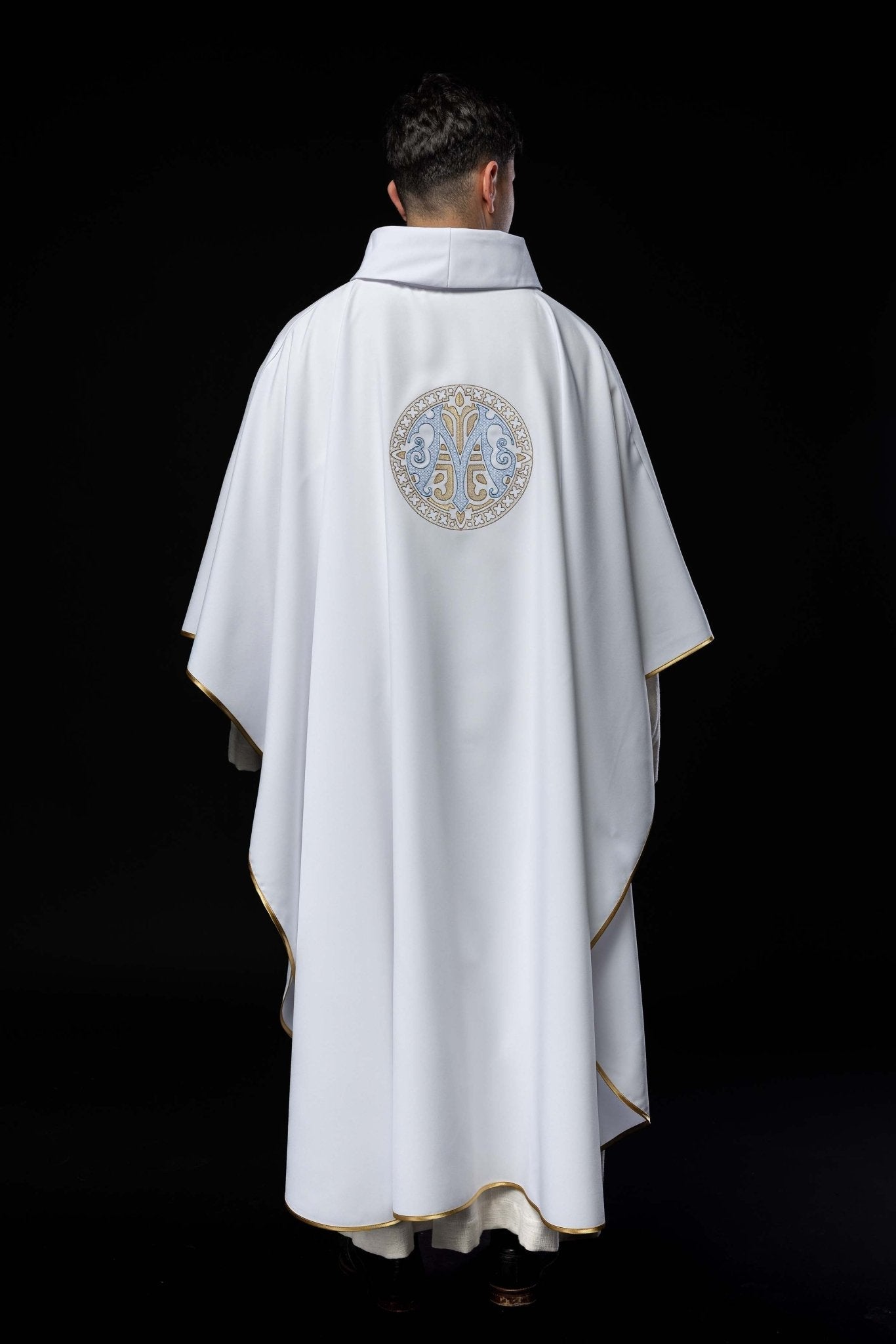 Chasuble brodée avec motif marial, blanche KOR/275/04/12 BIAŁY - CHASUBLES.FR