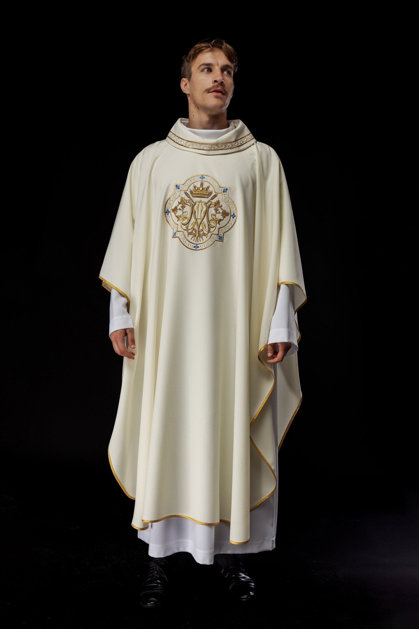 Chasuble brodée avec motif marial écru KOR/393/05/01 - CHASUBLES.FR