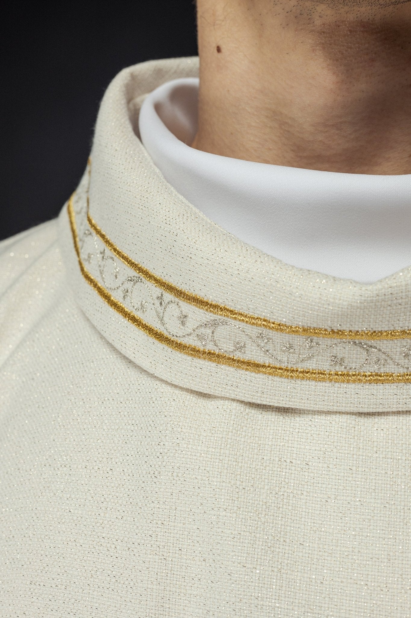 Chasuble brodée avec motif marial écru KOR/391/05/71 - CHASUBLES.FR