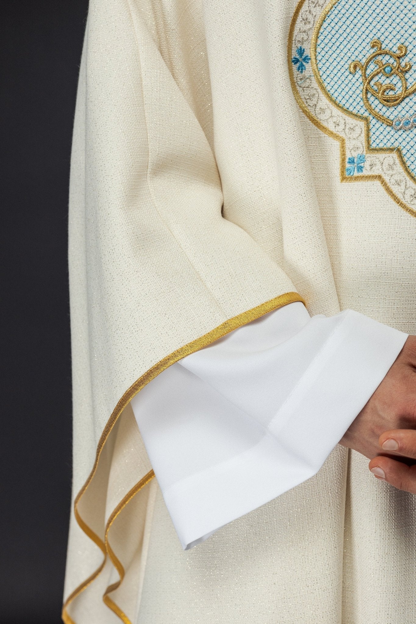 Chasuble brodée avec motif marial écru KOR/391/05/71 - CHASUBLES.FR