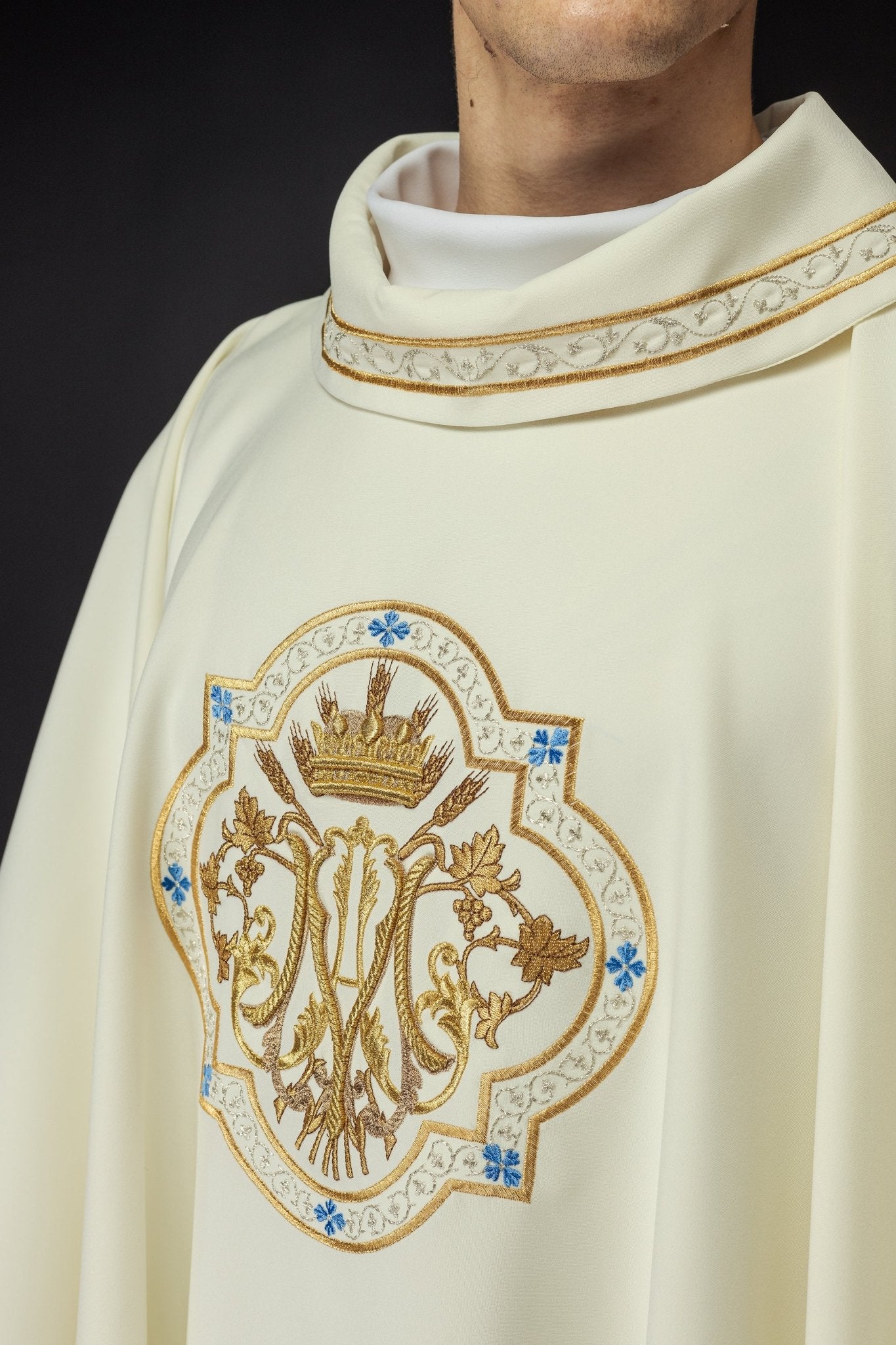 Chasuble brodée avec motif marial écru KOR/393/05/01 - CHASUBLES.FR