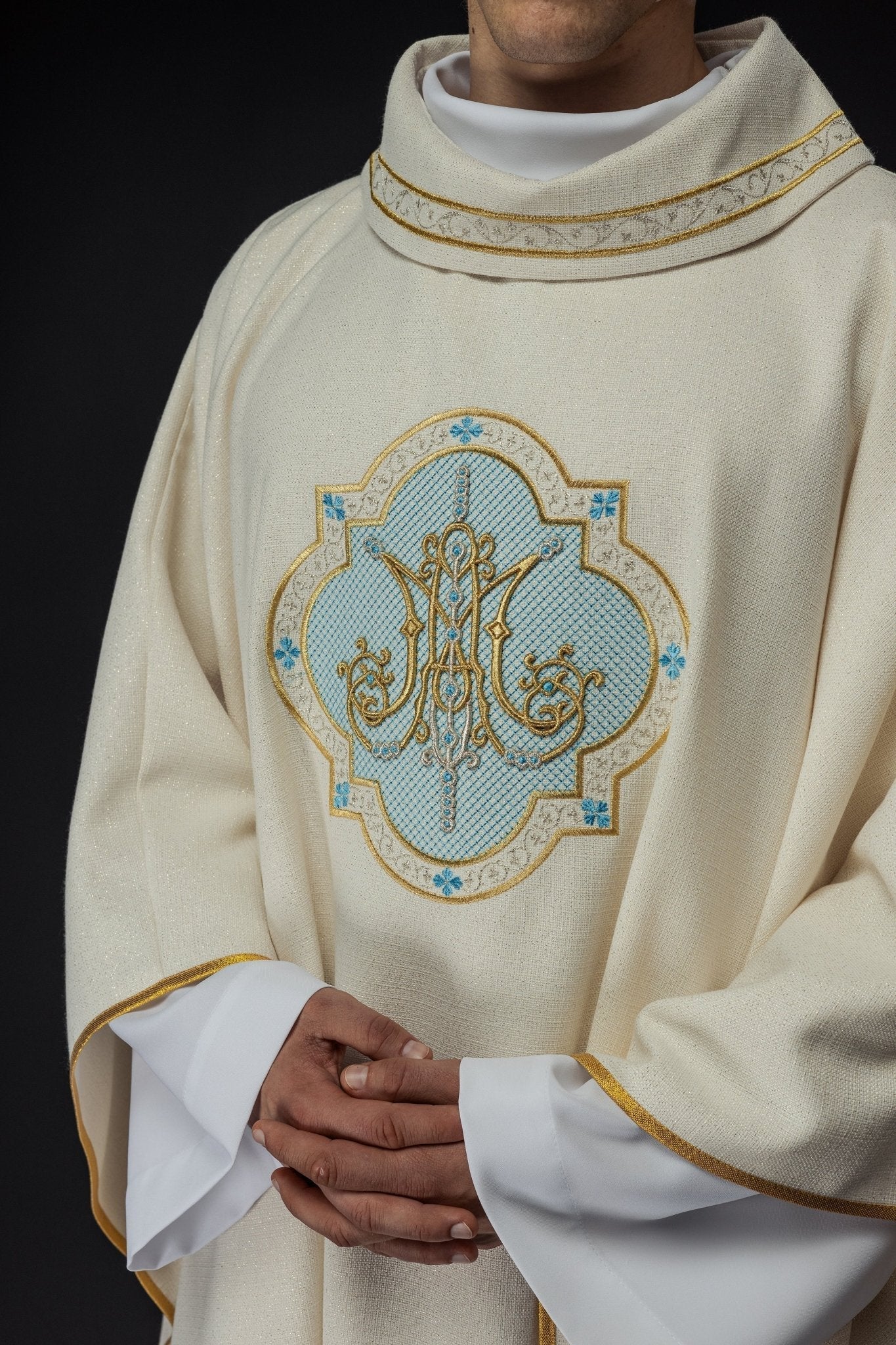 Chasuble brodée avec motif marial écru KOR/391/05/71 - CHASUBLES.FR