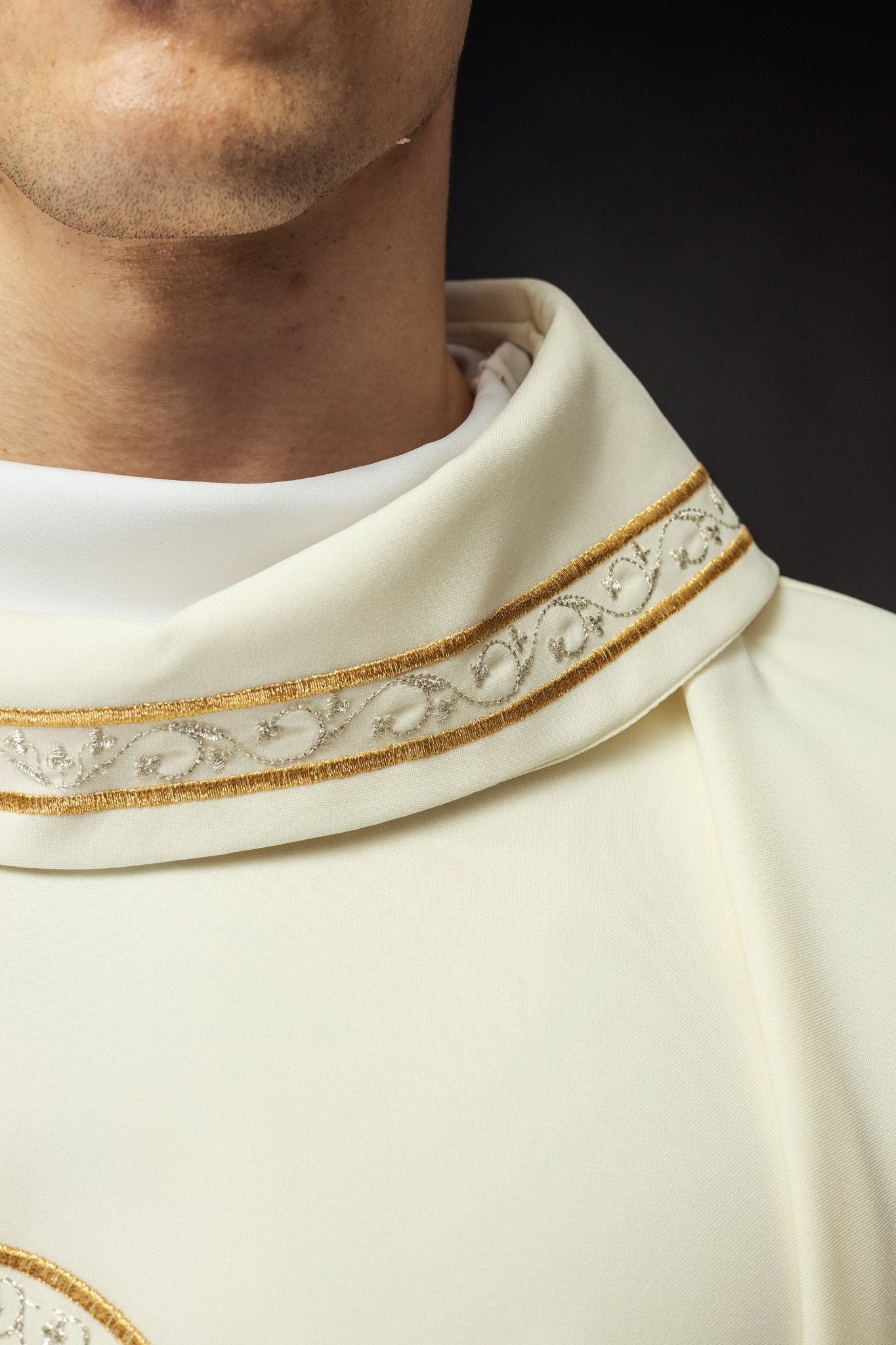 Chasuble brodée avec motif marial écru KOR/393/05/01 - CHASUBLES.FR