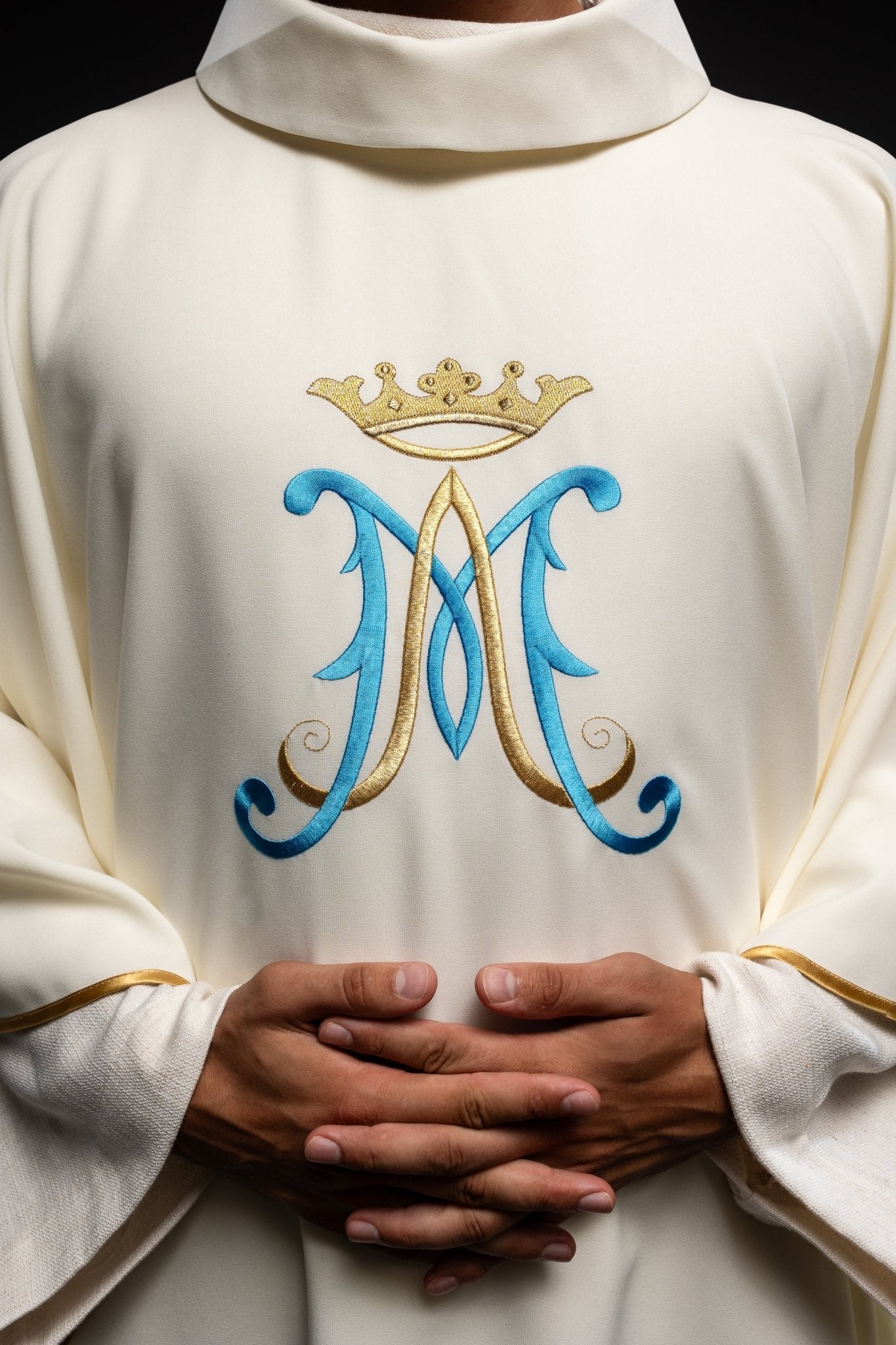 Chasuble brodée avec motif marial écru KOR/090/05/12 ECRU - CHASUBLES.FR