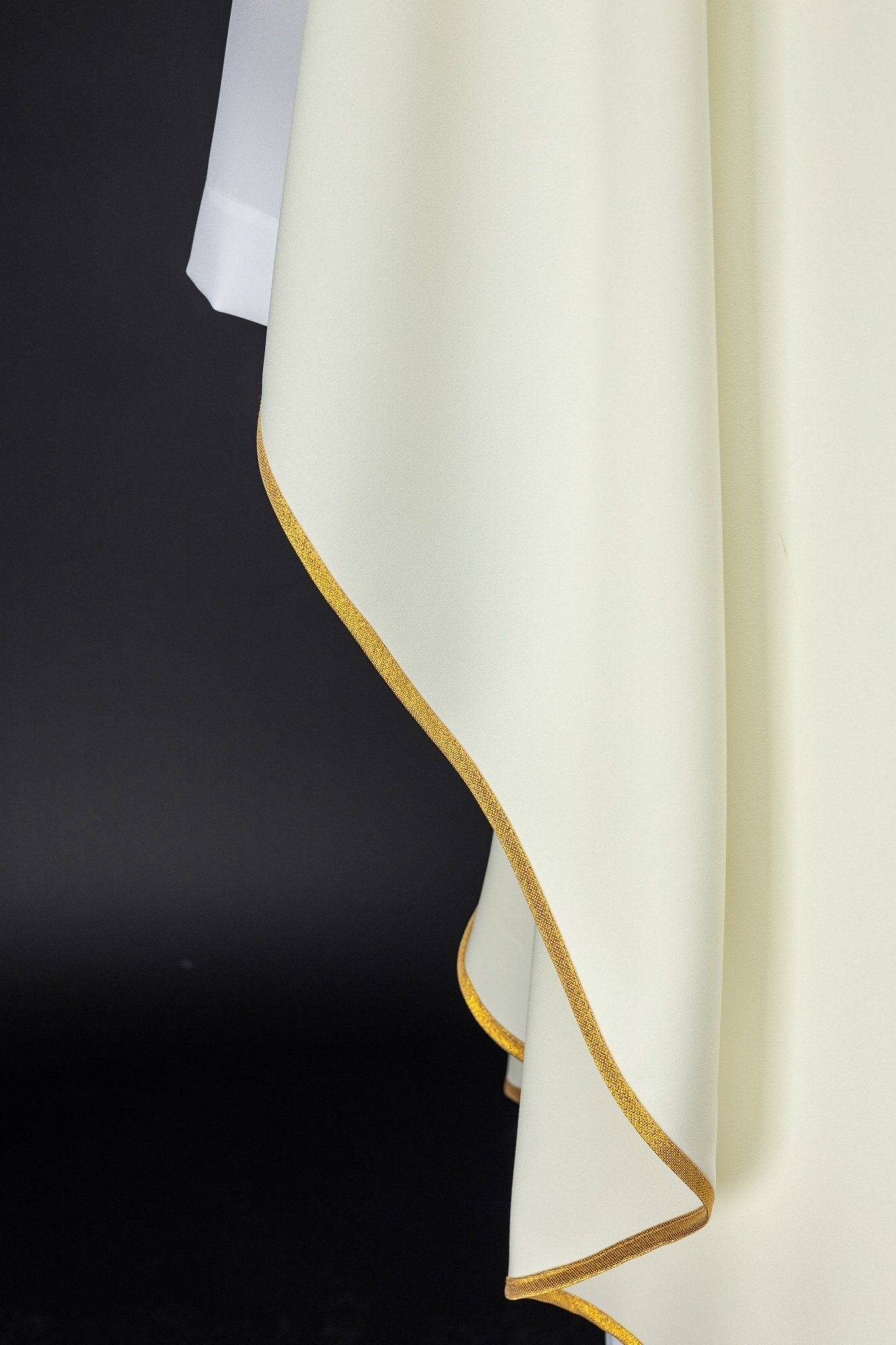 Chasuble brodée avec motif Pélican écru KOR/395/05/01 - CHASUBLES.FR