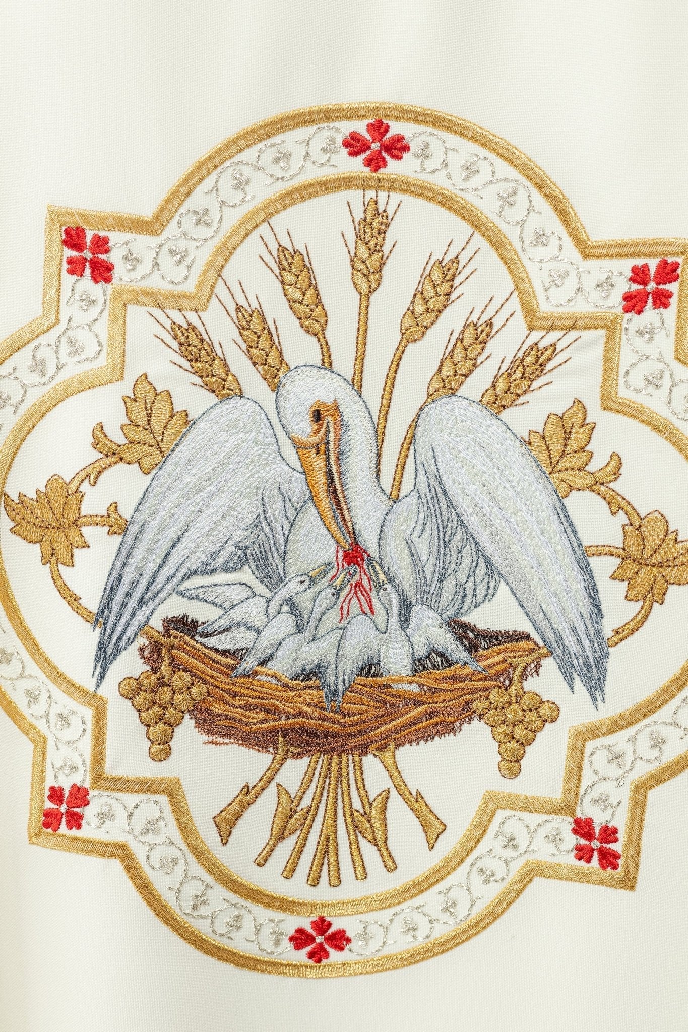Chasuble brodée avec motif Pélican écru KOR/395/05/01 - CHASUBLES.FR