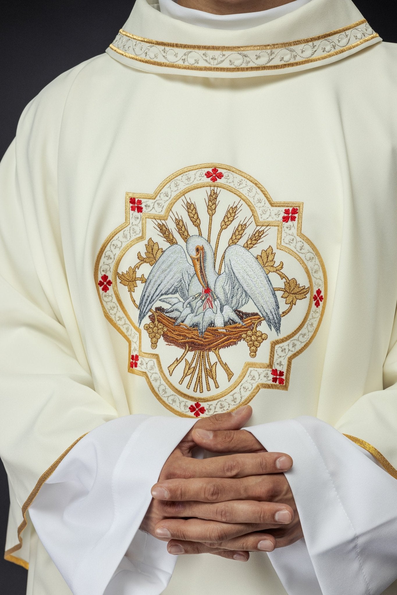 Chasuble brodée avec motif Pélican écru KOR/395/05/01 - CHASUBLES.FR