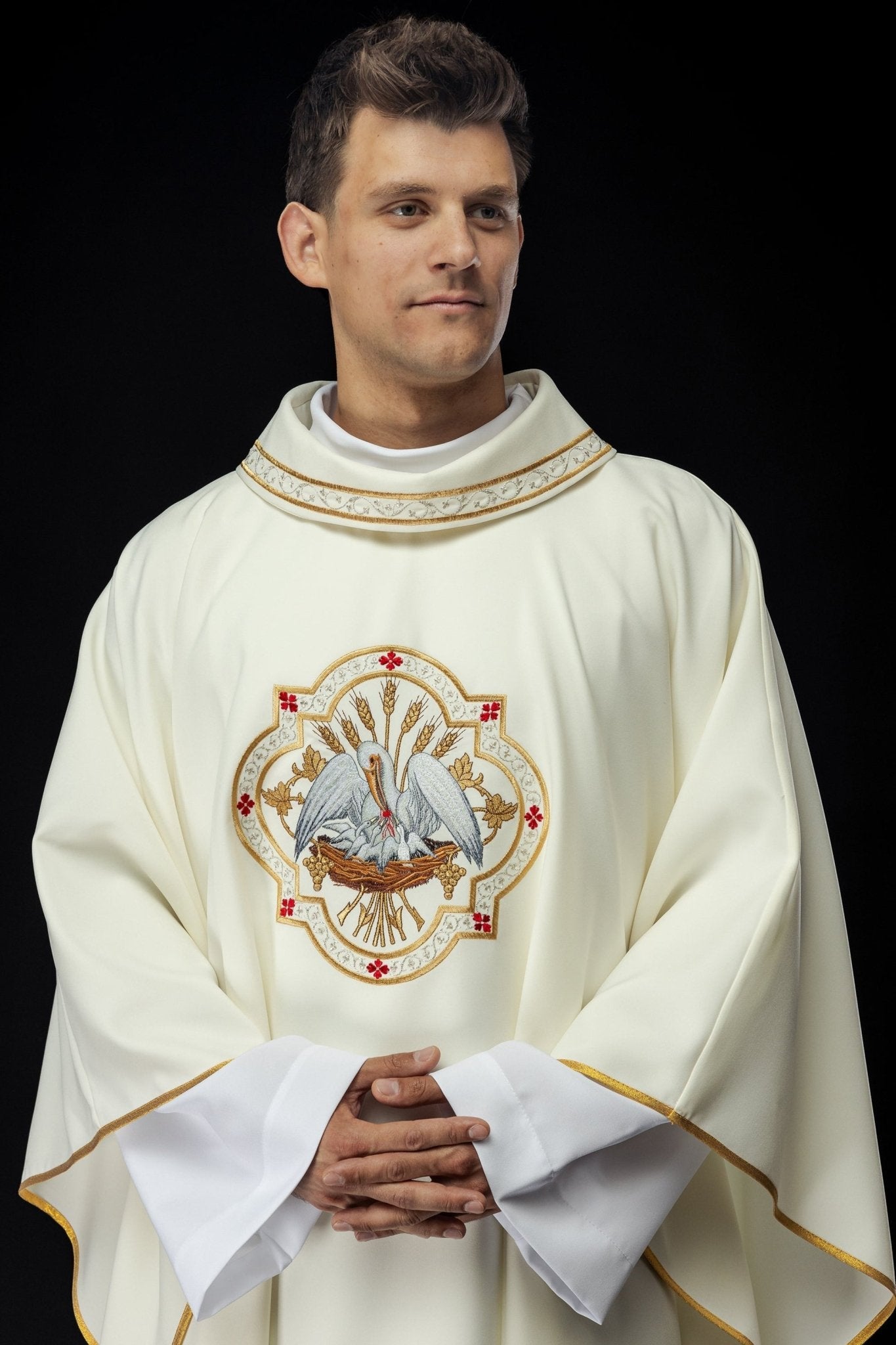 Chasuble brodée avec motif Pélican écru KOR/395/05/01 - CHASUBLES.FR